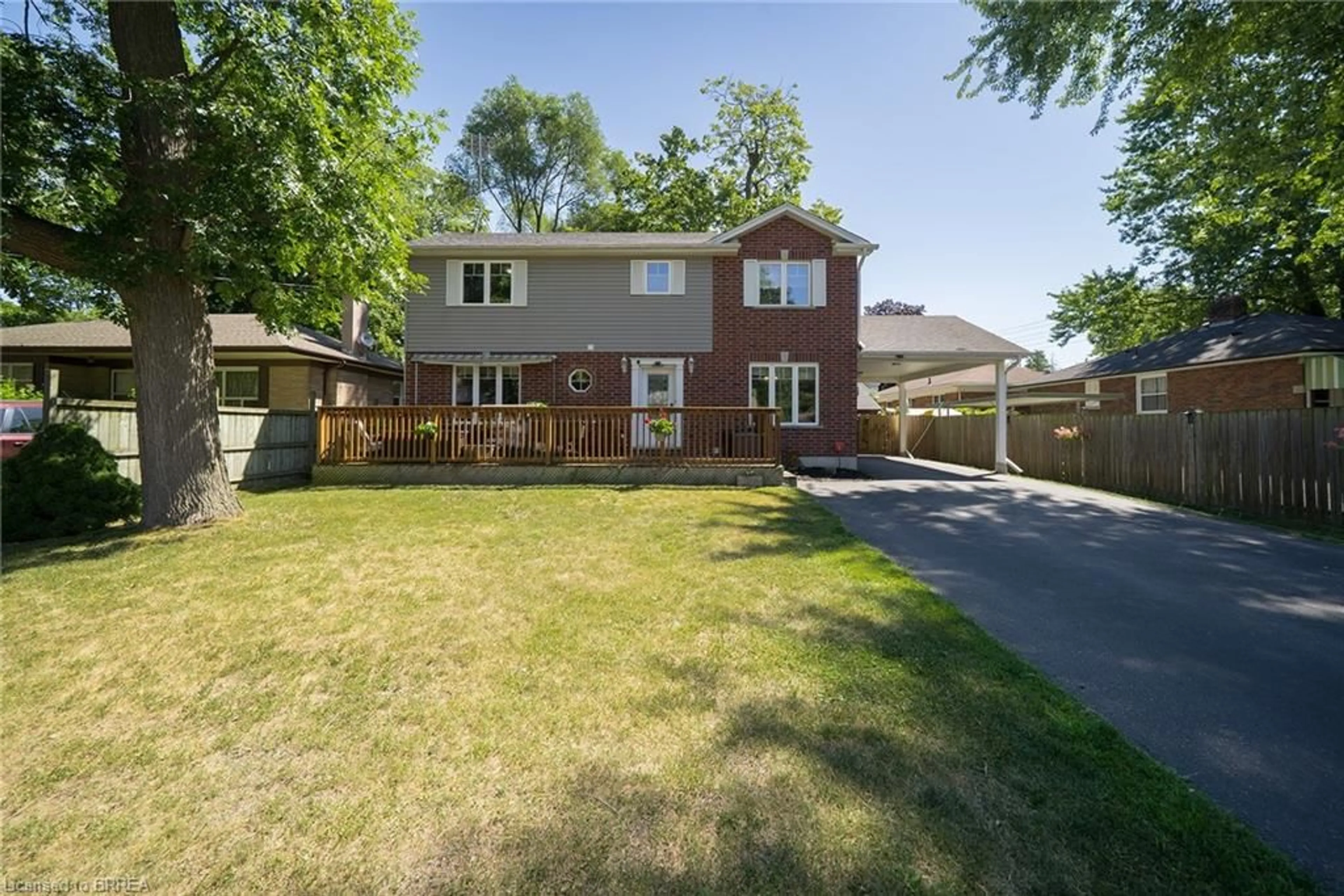 A pic from outside/outdoor area/front of a property/back of a property/a pic from drone, street for 23 Park Rd, Brantford Ontario N3S 6S7