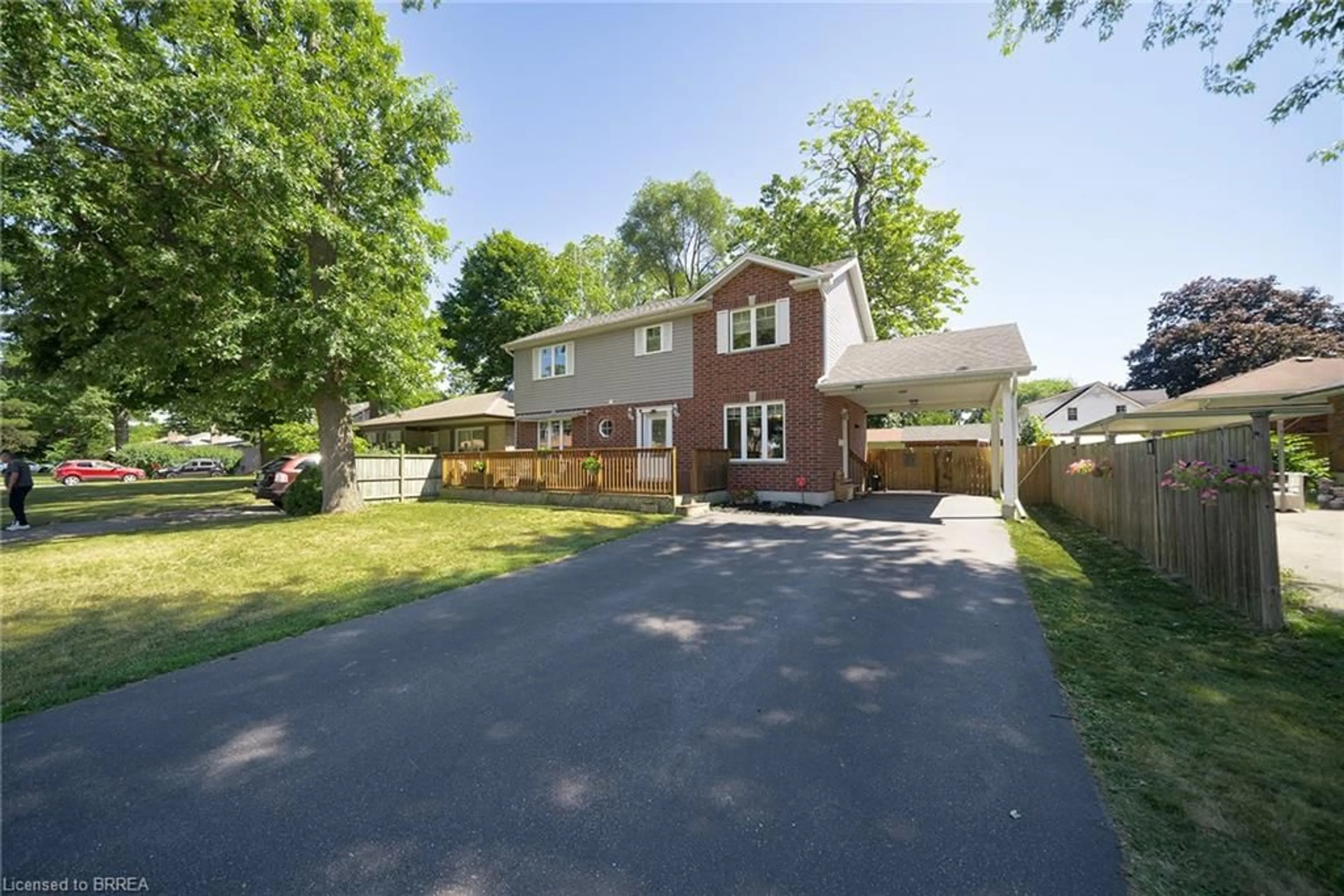 A pic from outside/outdoor area/front of a property/back of a property/a pic from drone, street for 23 Park Rd, Brantford Ontario N3S 6S7