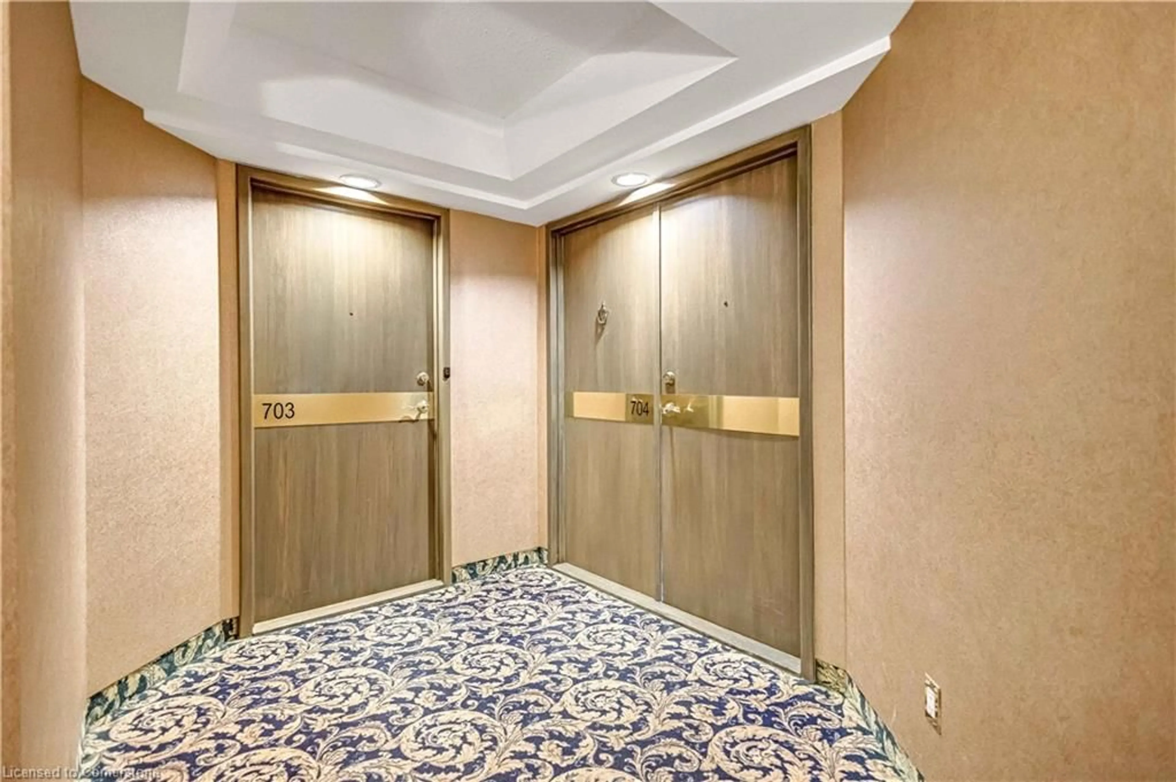Indoor foyer for 1800 The Collegeway Way #704, Mississauga Ontario L5L 5S4