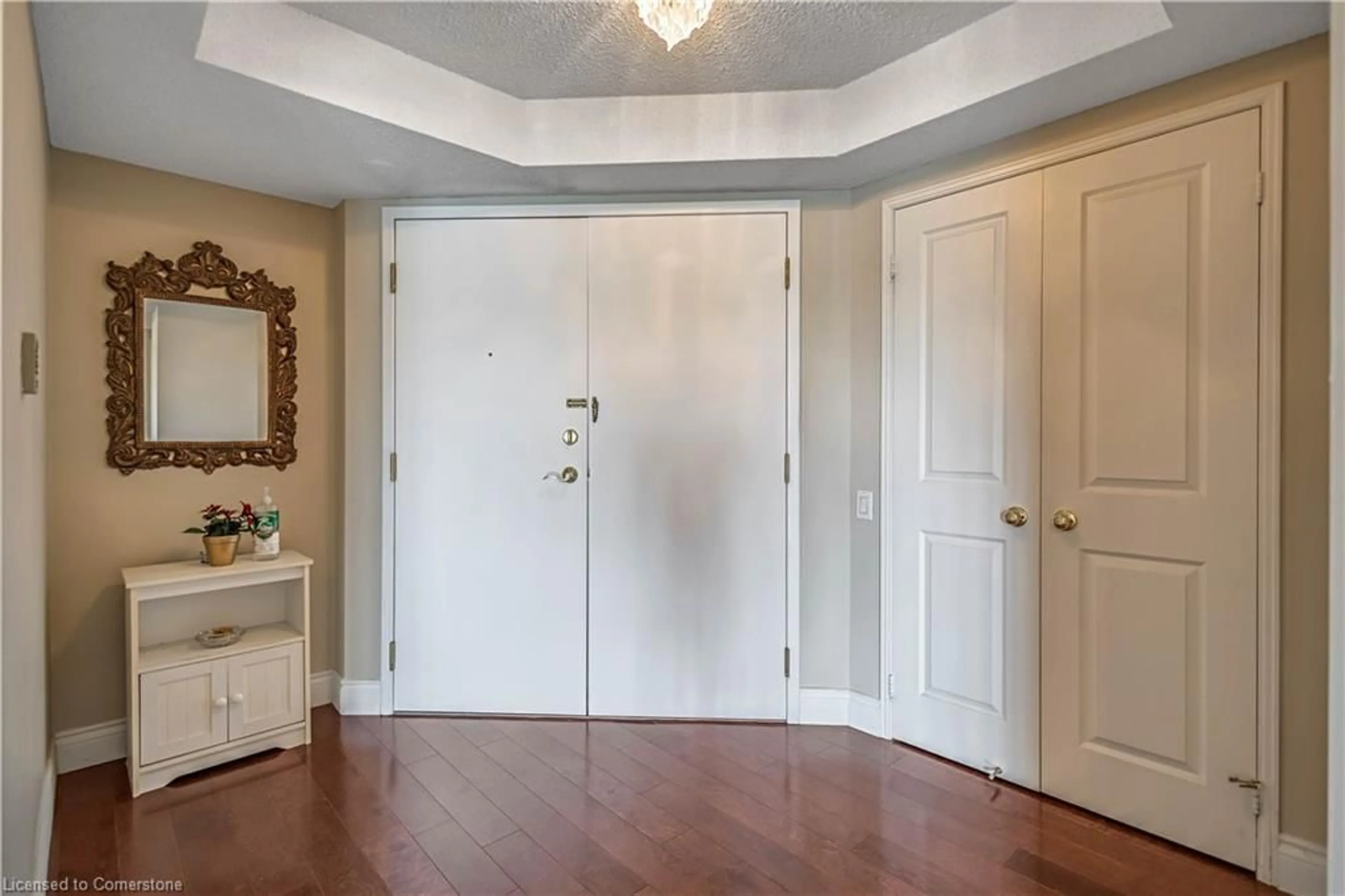 Indoor entryway for 1800 The Collegeway Way #704, Mississauga Ontario L5L 5S4