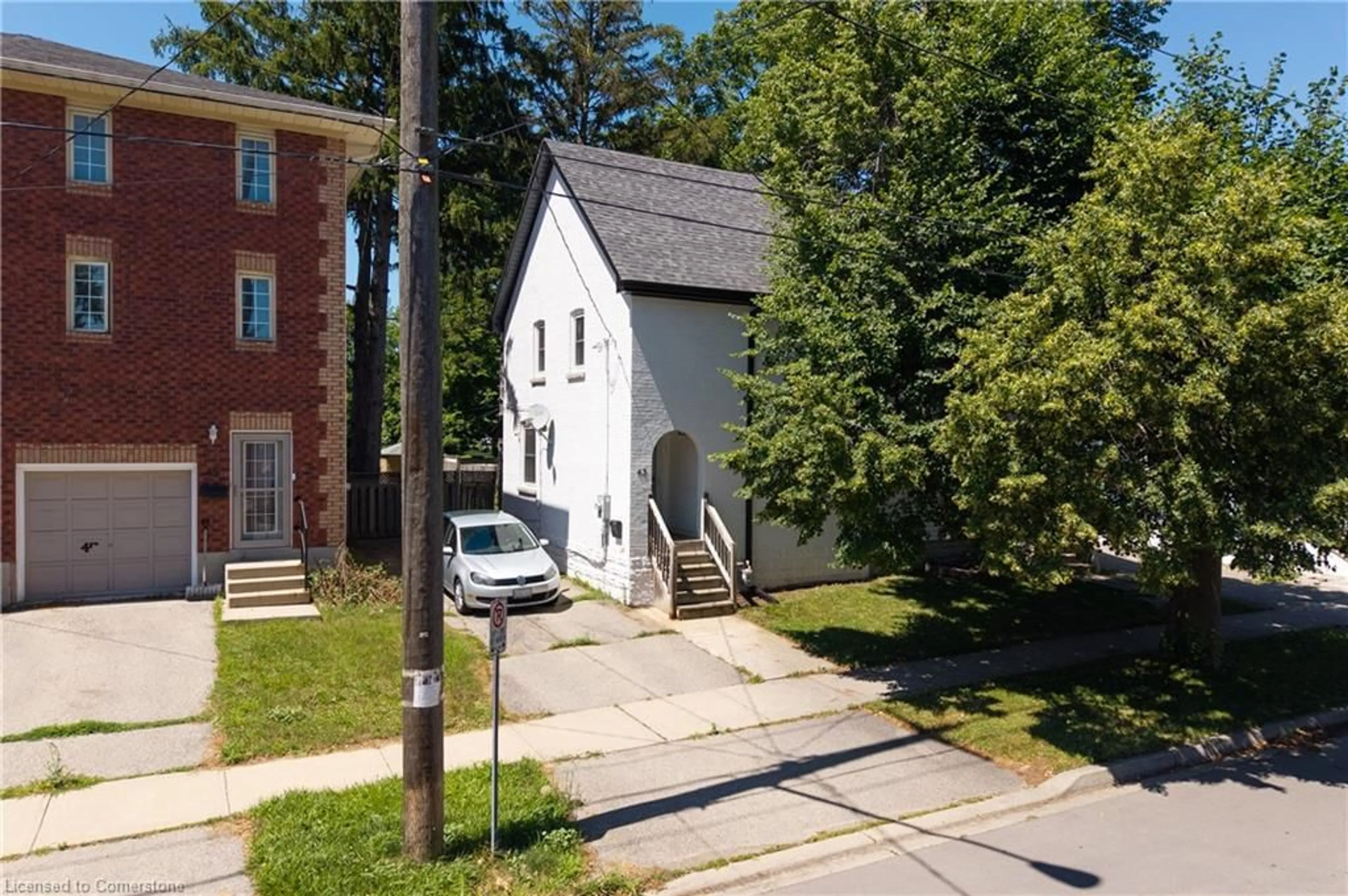 A pic from outside/outdoor area/front of a property/back of a property/a pic from drone, street for 43 Walnut St, Brantford Ontario N3T 1H1