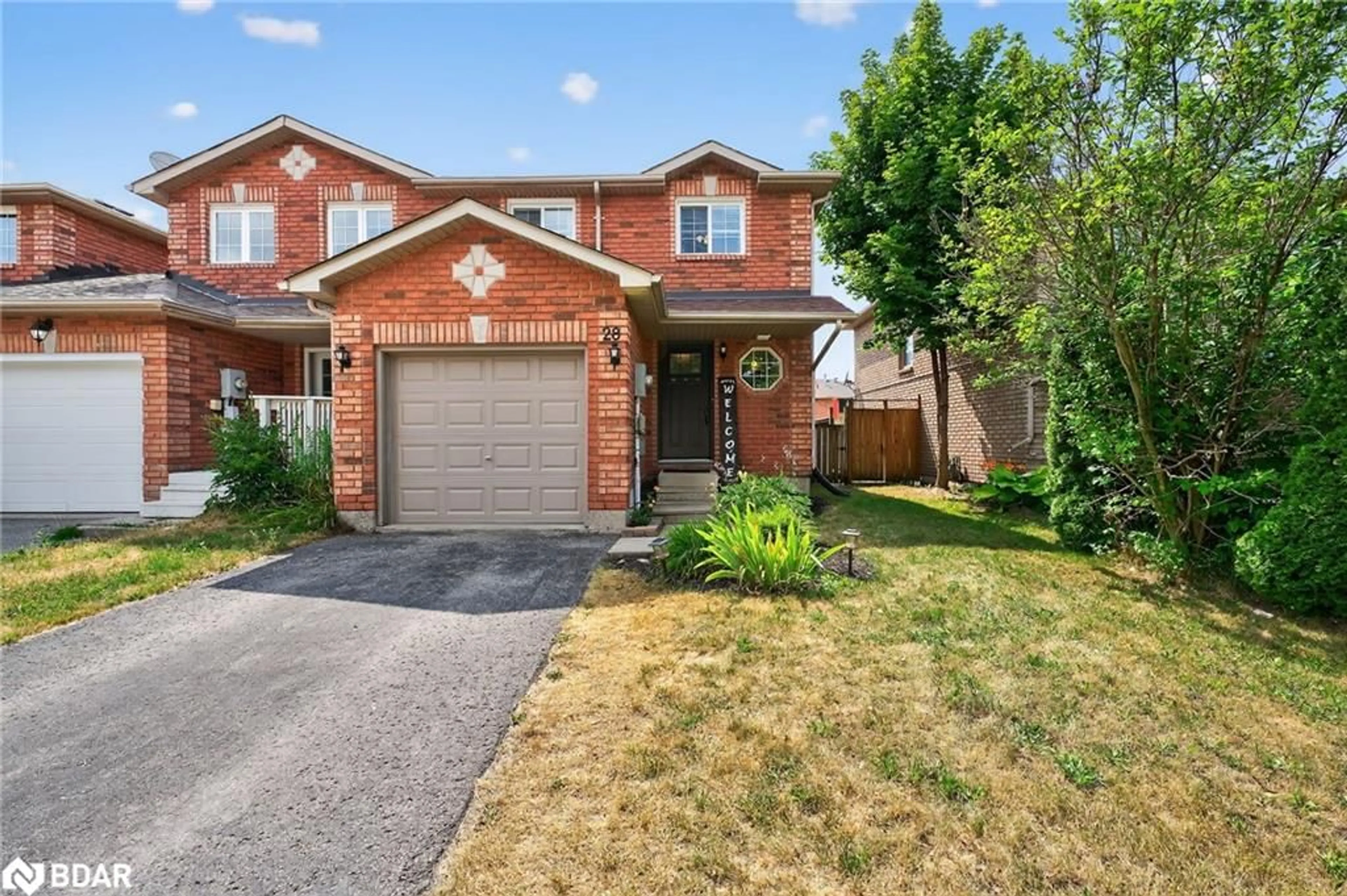 Home with brick exterior material, street for 28 Lee Cres, Barrie Ontario L4N 9Z1