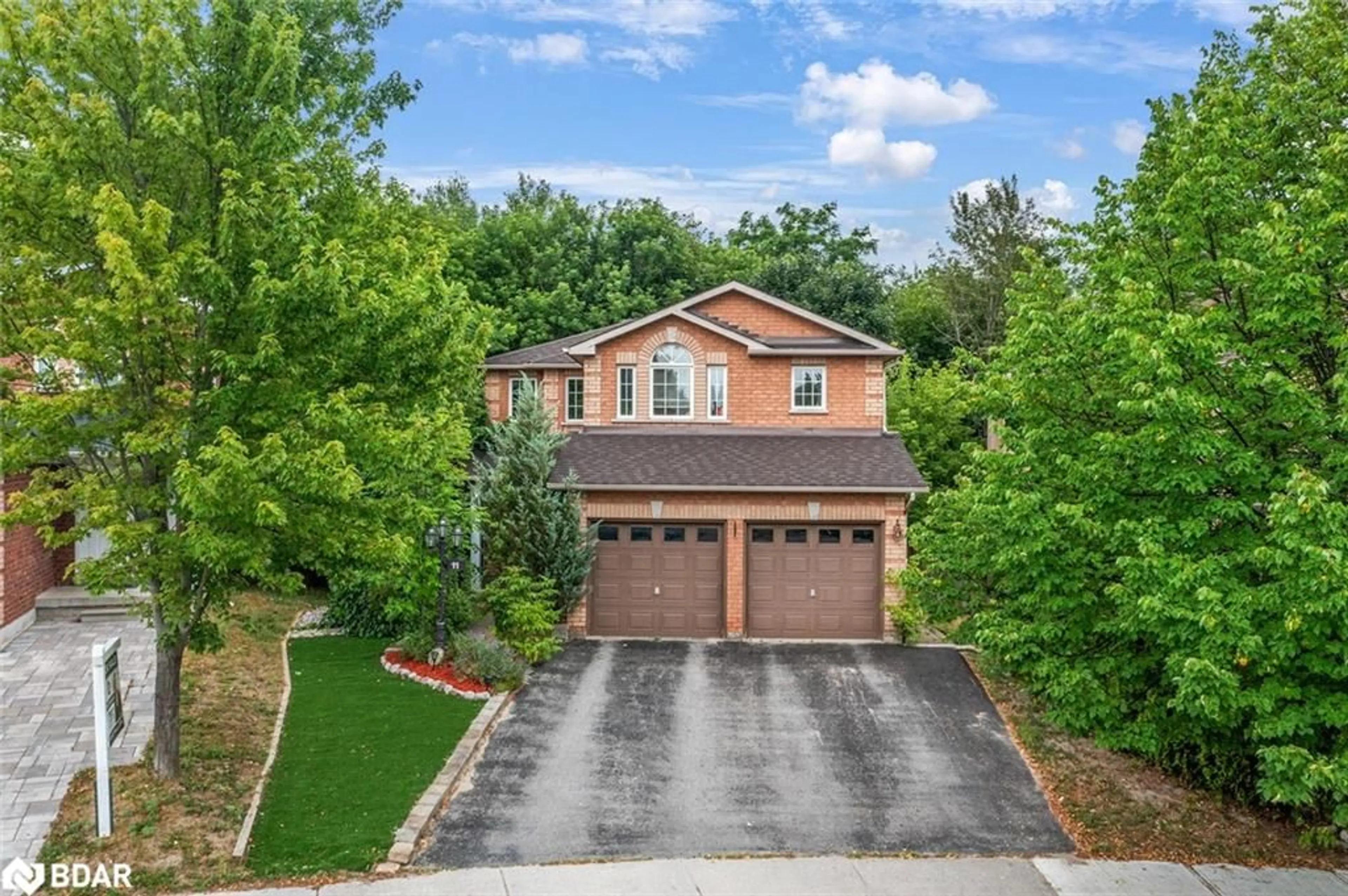 A pic from outside/outdoor area/front of a property/back of a property/a pic from drone, street for 11 Mckenzie Cres, Barrie Ontario L4N 5R5