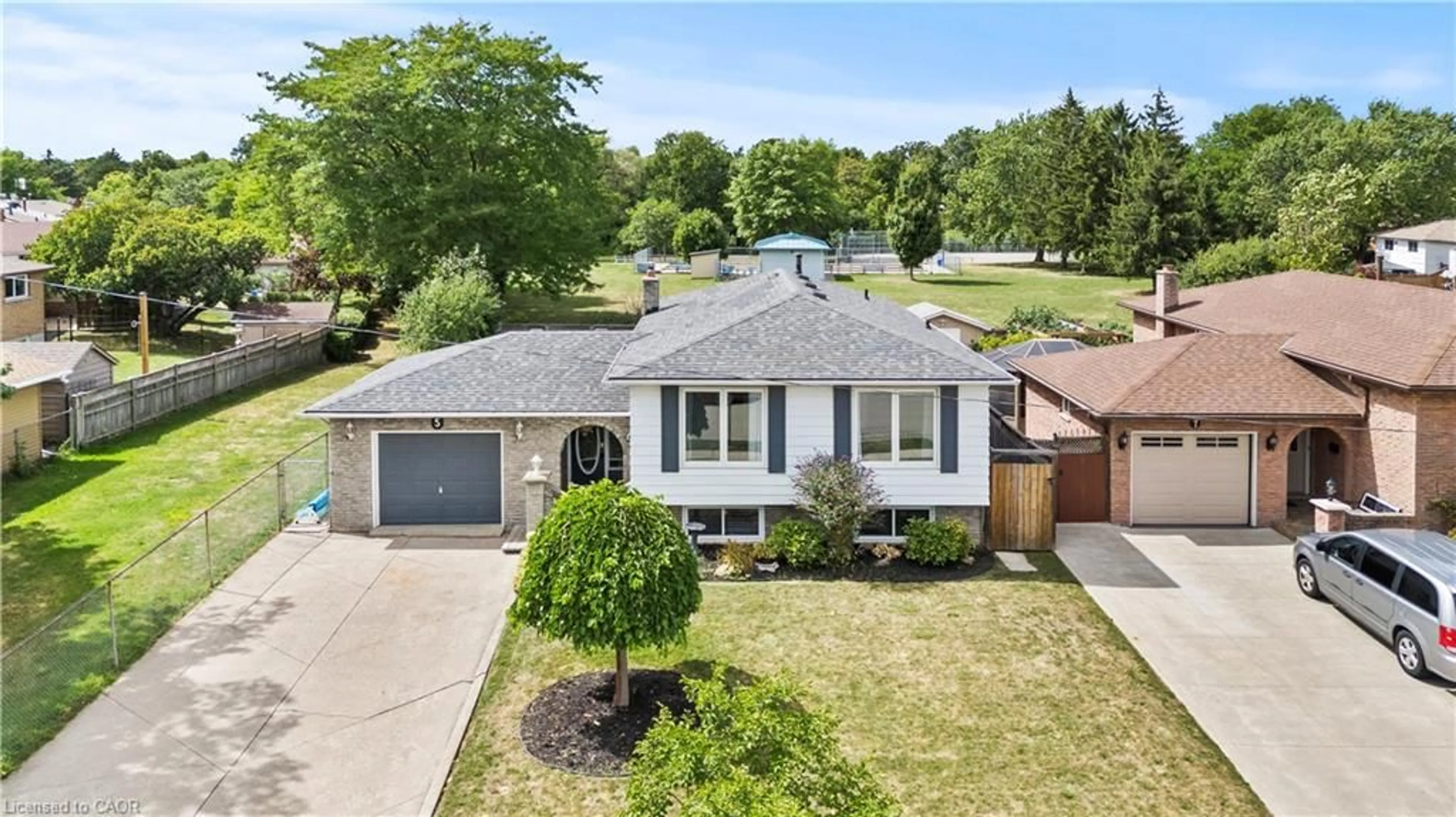 A pic from outside/outdoor area/front of a property/back of a property/a pic from drone, street for 5 Lynwood Dr, Hamilton Ontario L8E 3E7