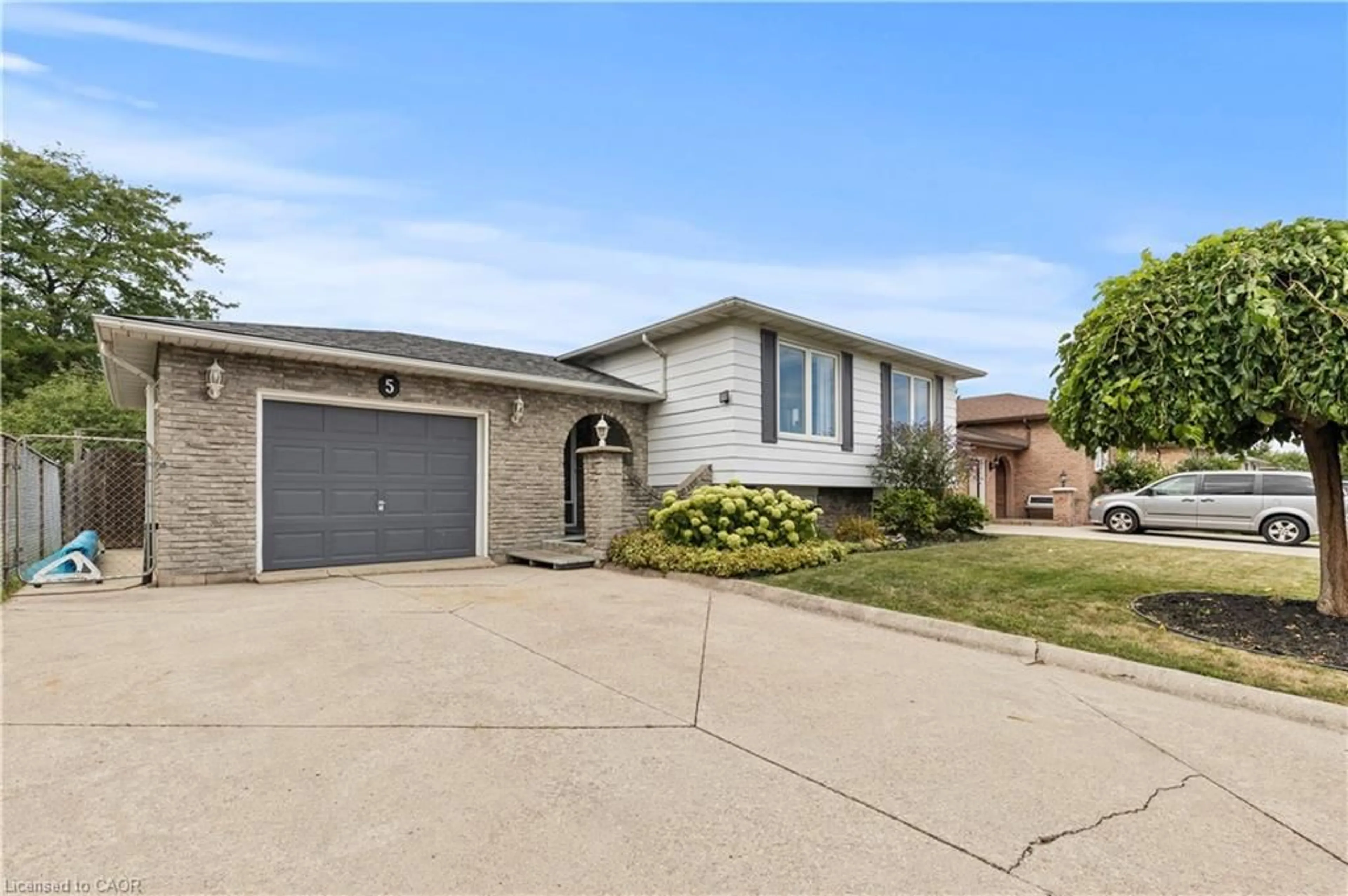 Home with vinyl exterior material, street for 5 Lynwood Dr, Hamilton Ontario L8E 3E7