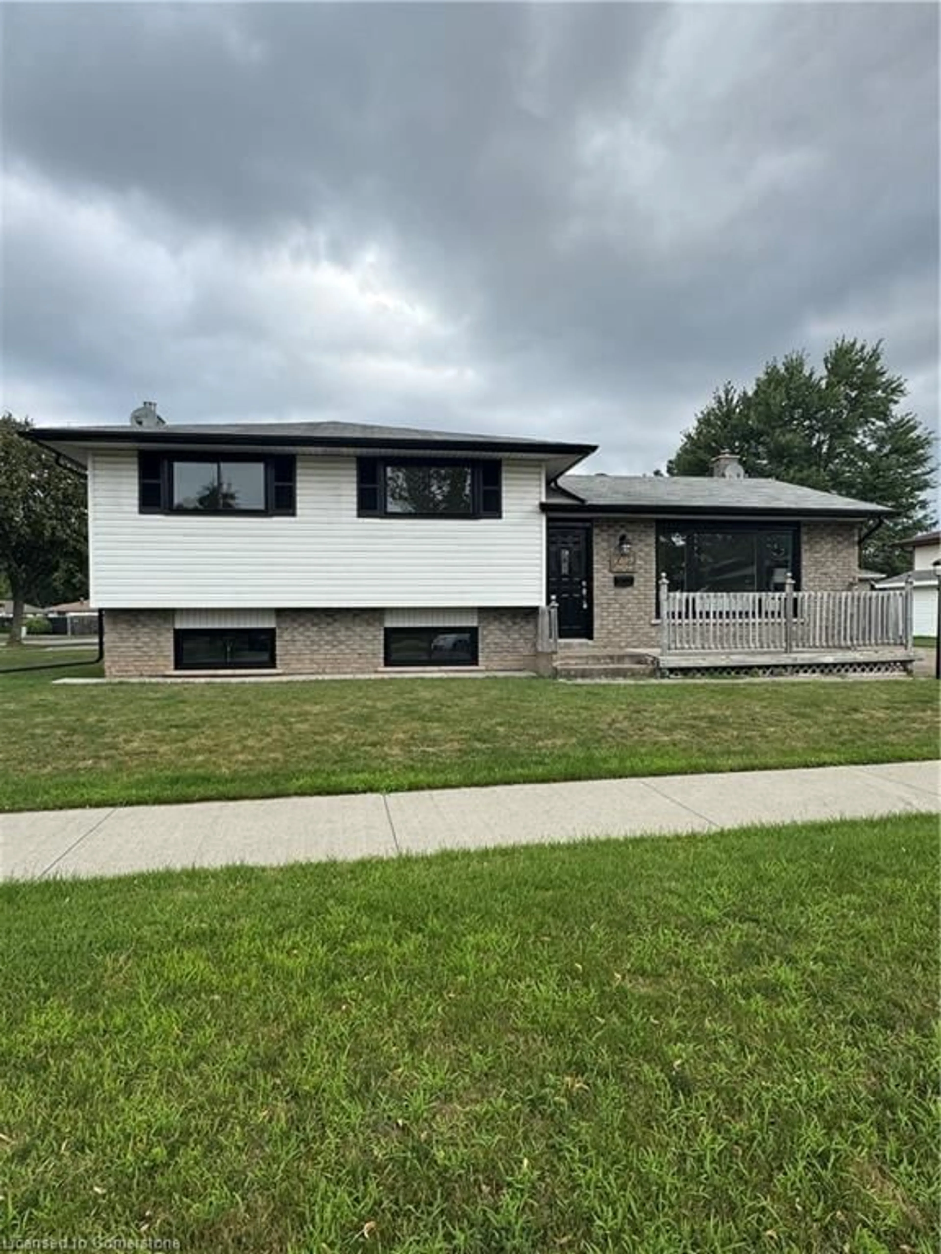 Home with vinyl exterior material, street for 7109 Jill Dr, Niagara Falls Ontario L2G 7C9