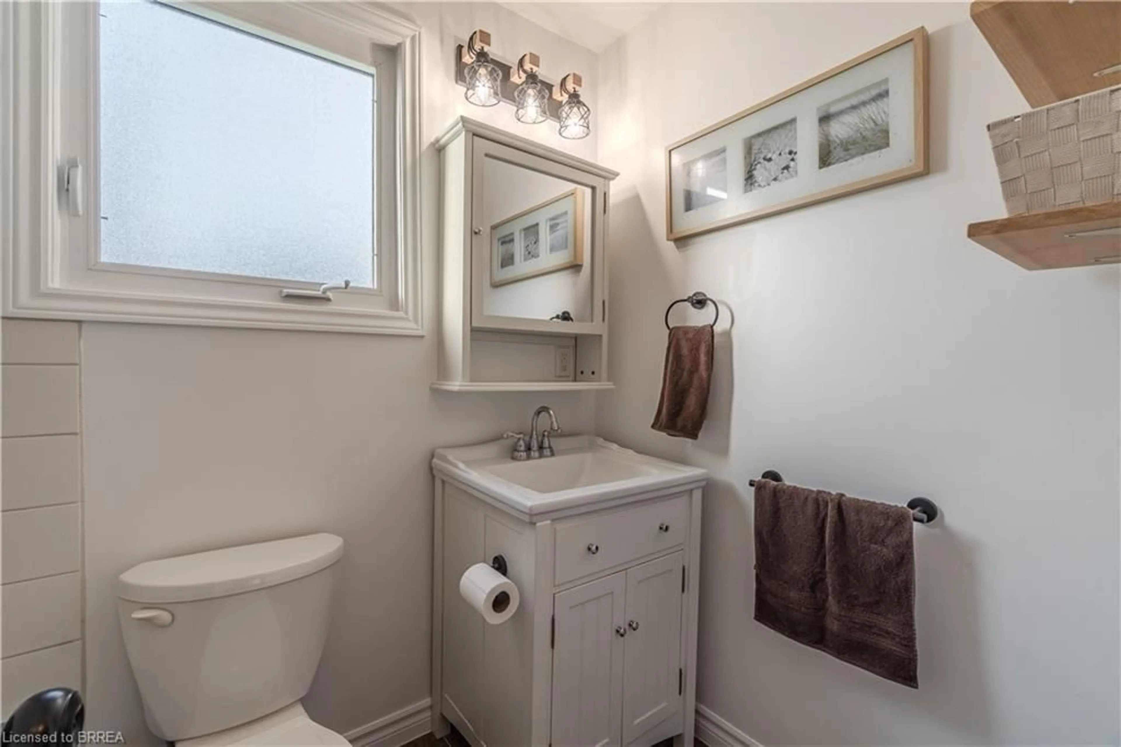Standard bathroom, ceramic/tile floor for 19 Trillium Way, Paris Ontario N3L 3P9
