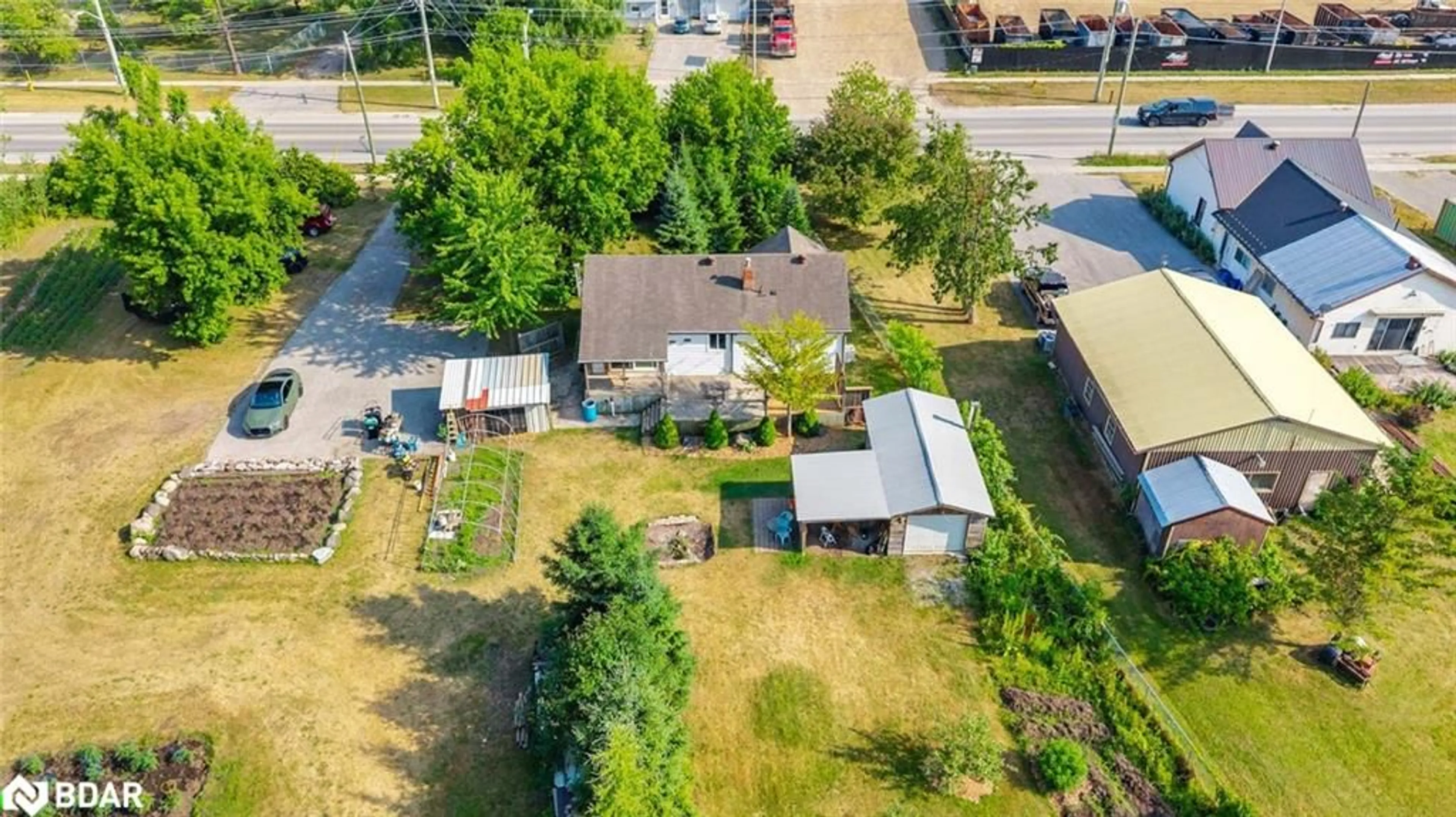 A pic from outside/outdoor area/front of a property/back of a property/a pic from drone, street for 336 Tiffin St, Barrie Ontario L4N 9W7