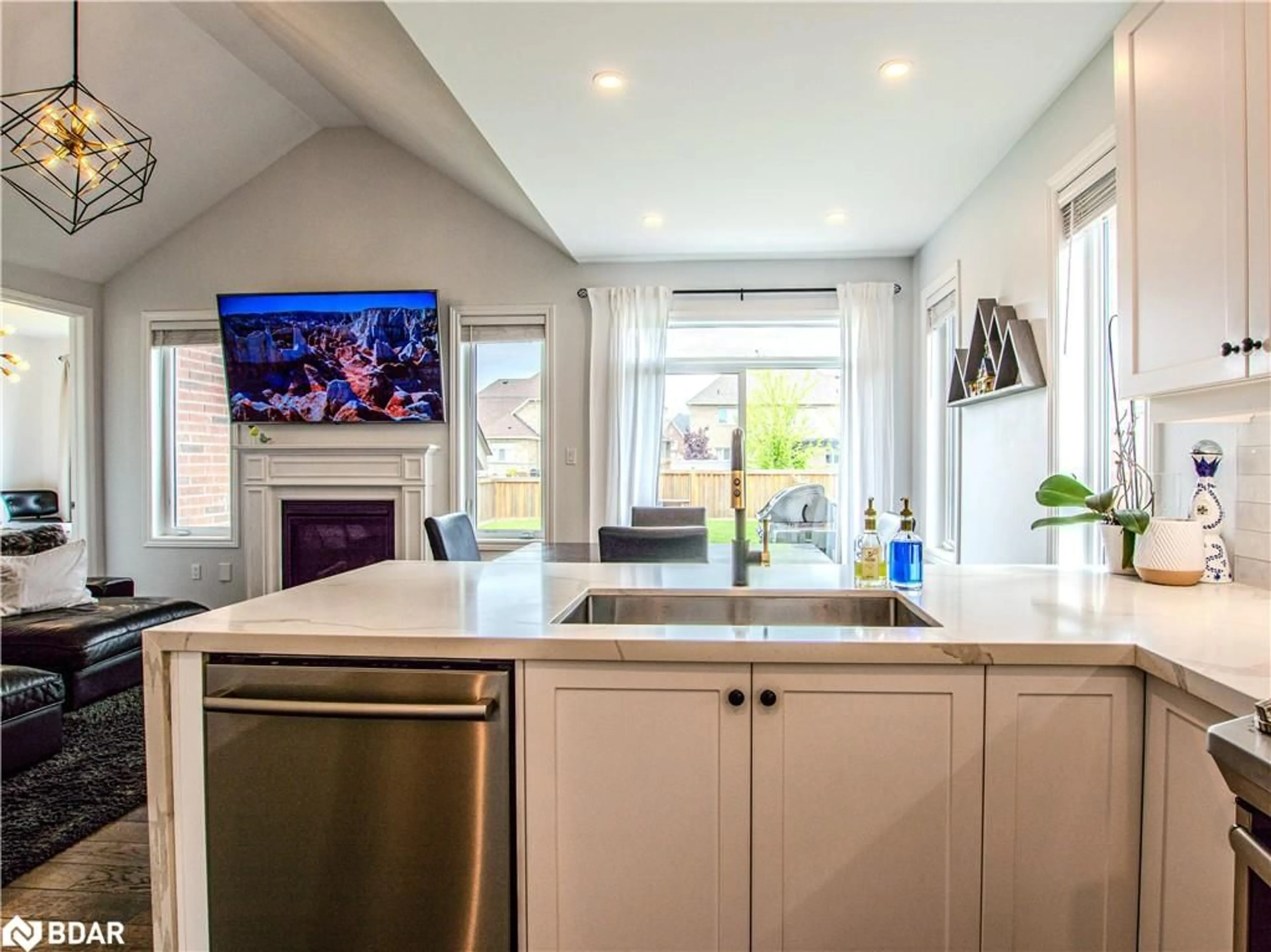 Open concept kitchen, ceramic/tile floor for 22 Oliver's Mill Road Rd, Springwater Ontario L9X 0S8