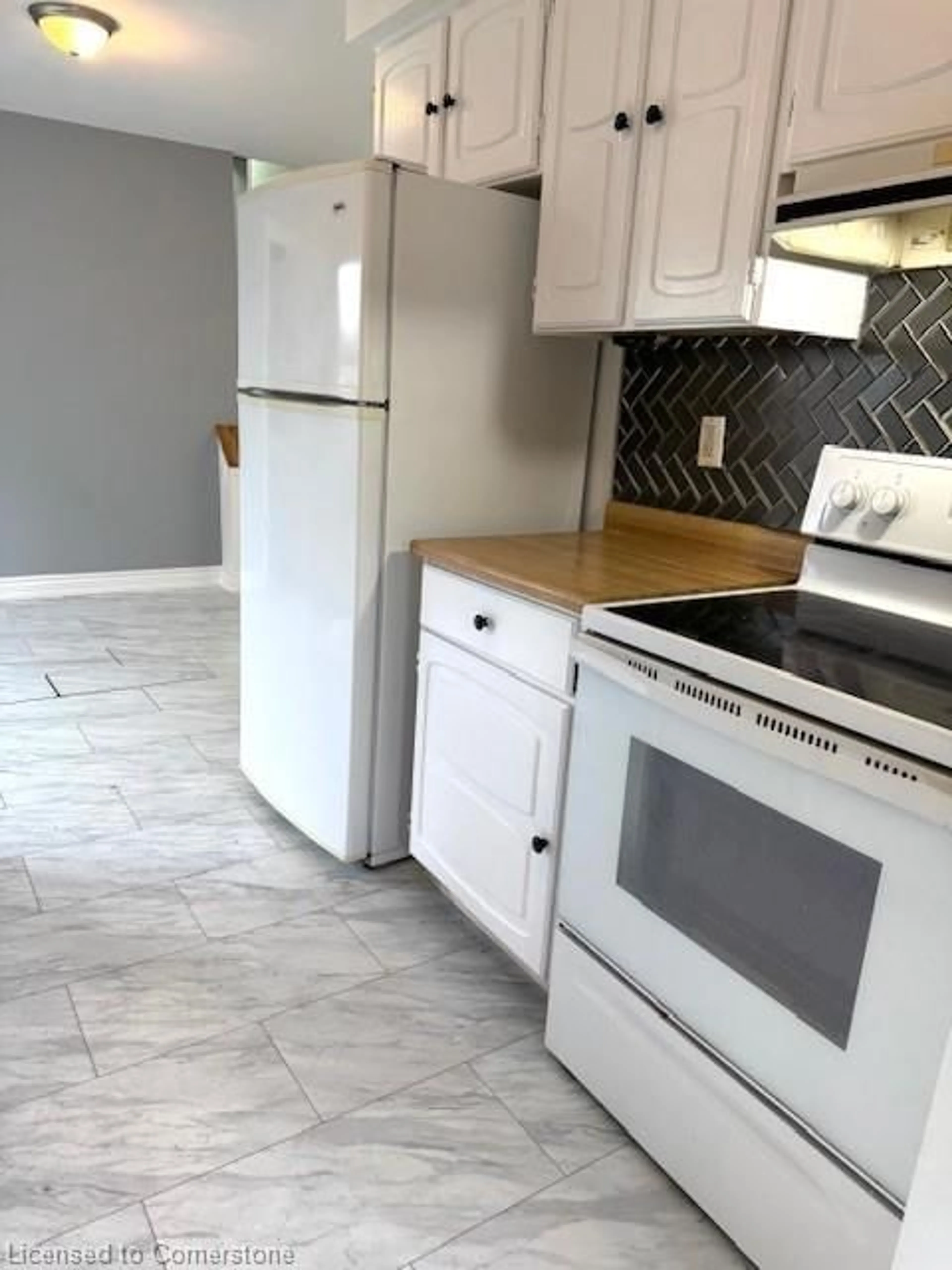 Standard kitchen, unknown for 14 Pilkington Cres, Whitby Ontario L1N 6E9