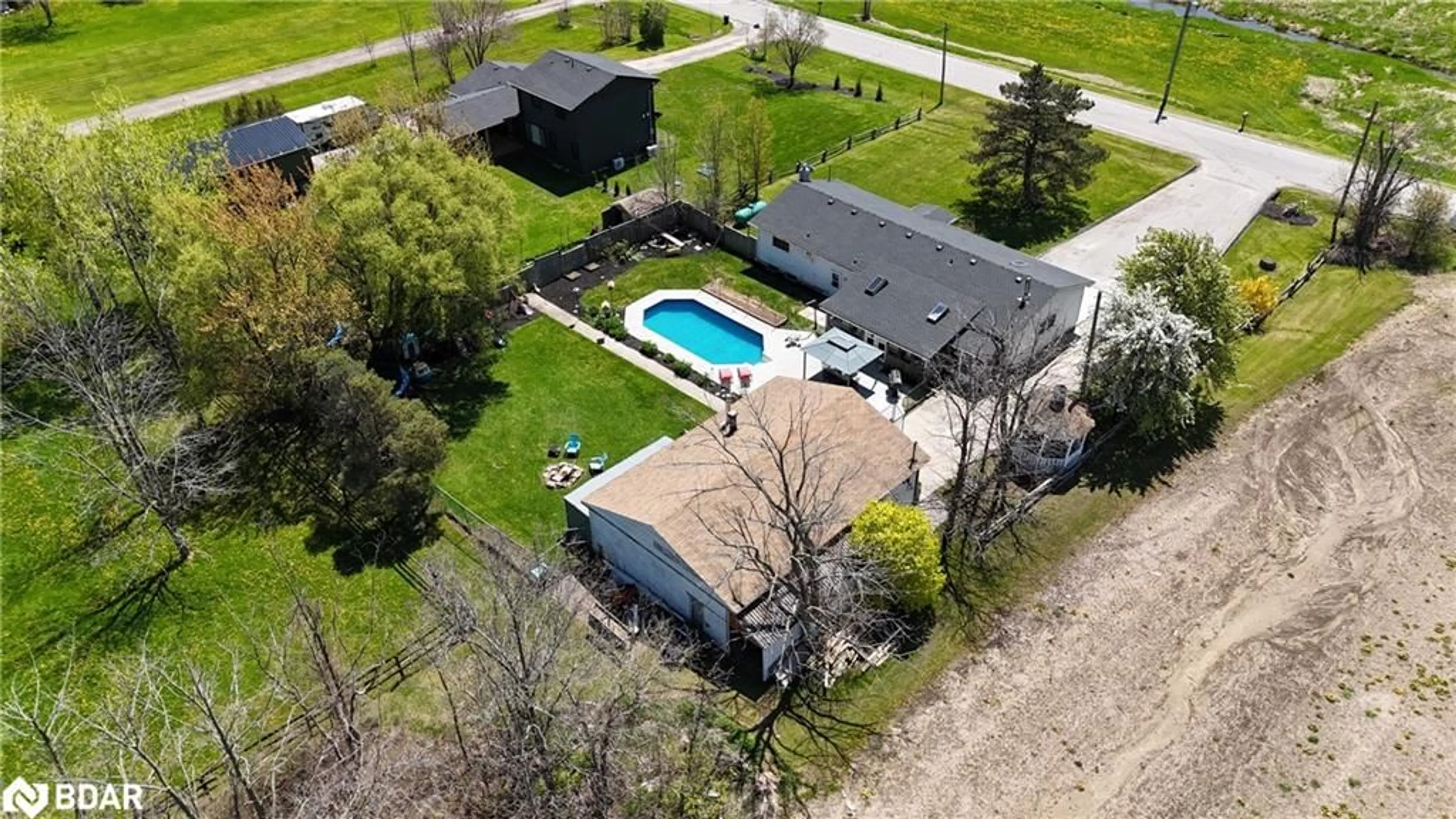 A pic from outside/outdoor area/front of a property/back of a property/a pic from drone, street for 350 Kemp Rd, Grimsby Ontario L3M 4E7