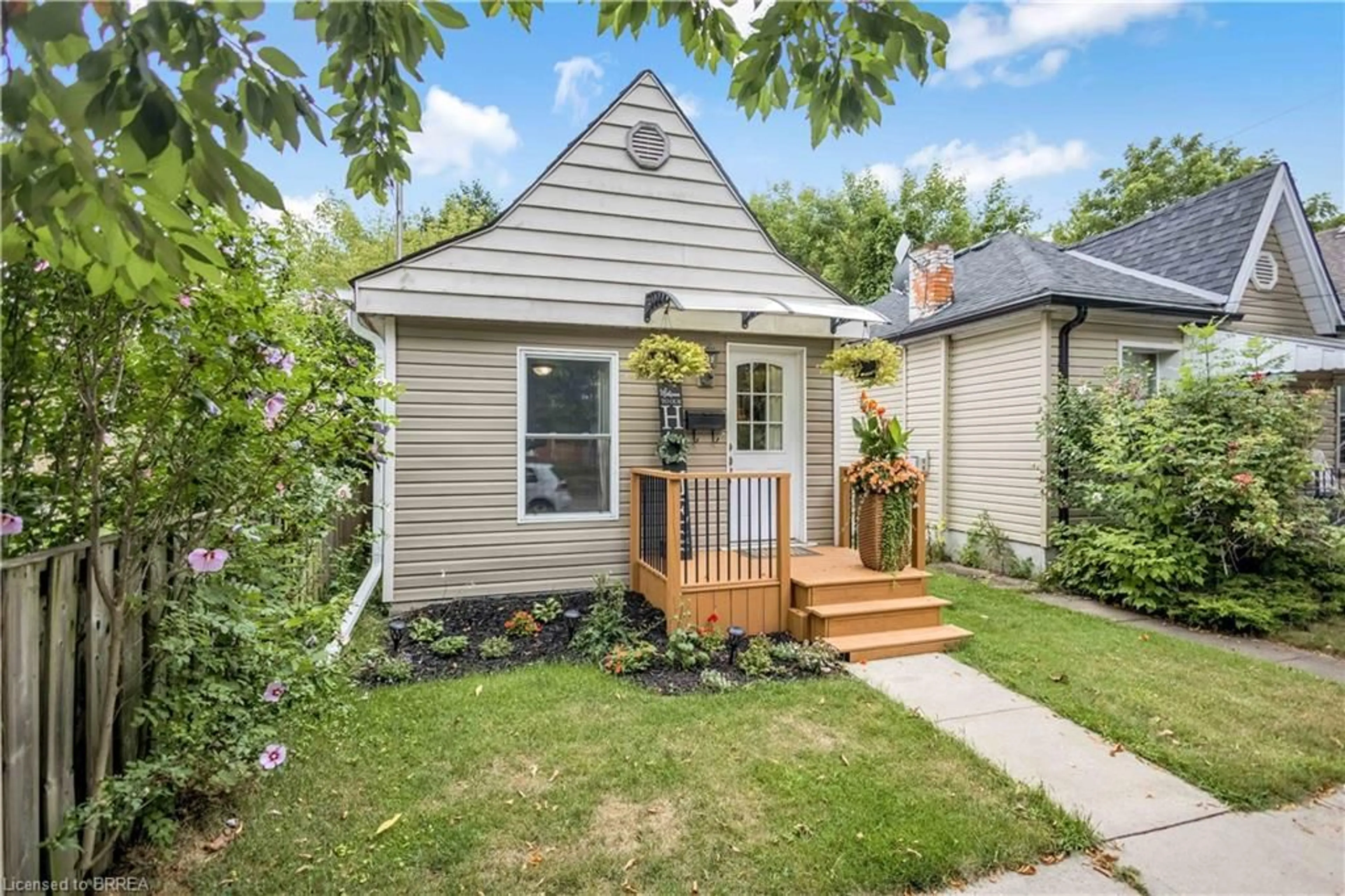 Home with vinyl exterior material, street for 143 Campbell St, Brantford Ontario N3S 5B4