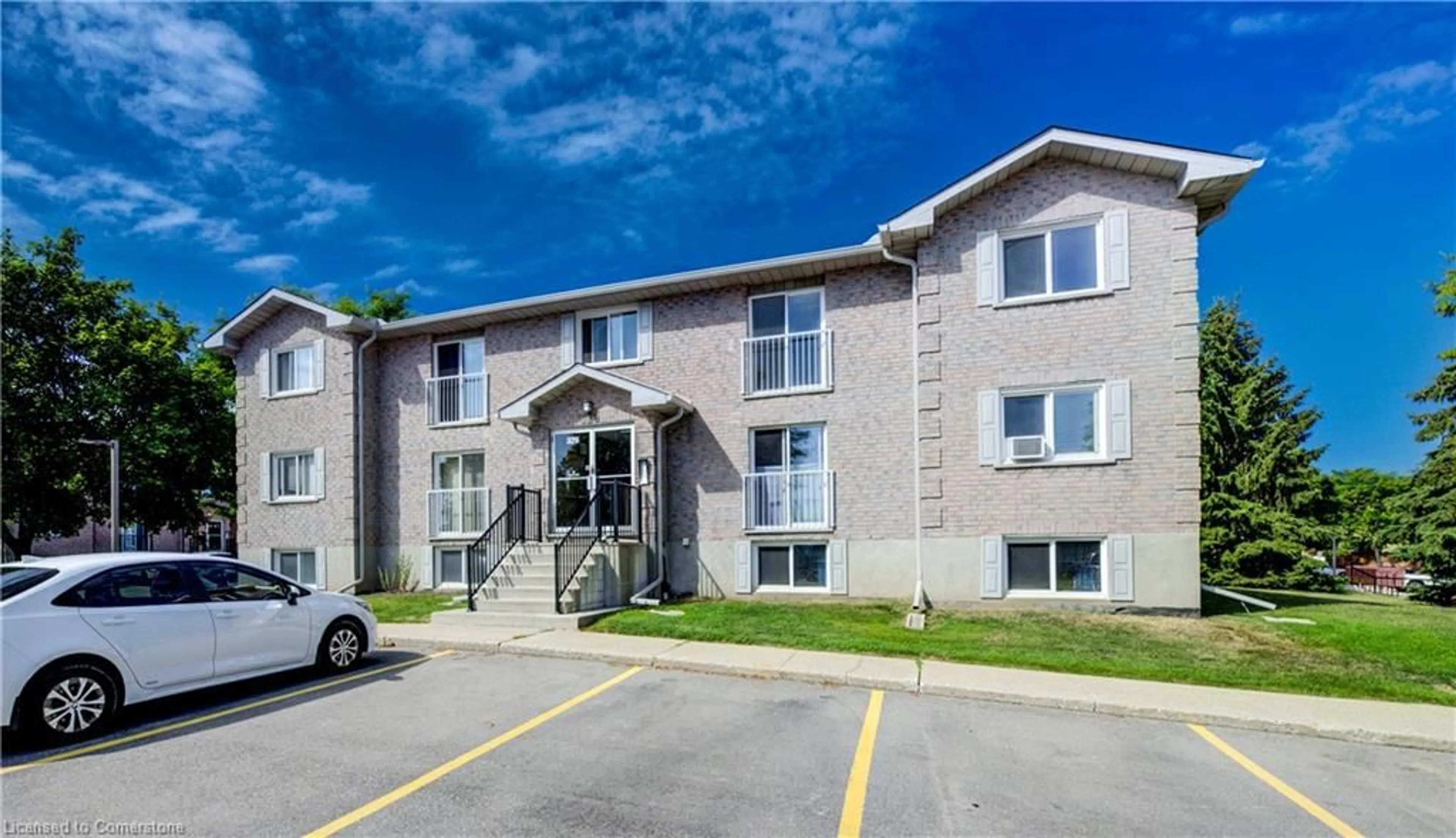 Patio, building for 329 Northlake Dr #7, Waterloo Ontario N2V 1Z1
