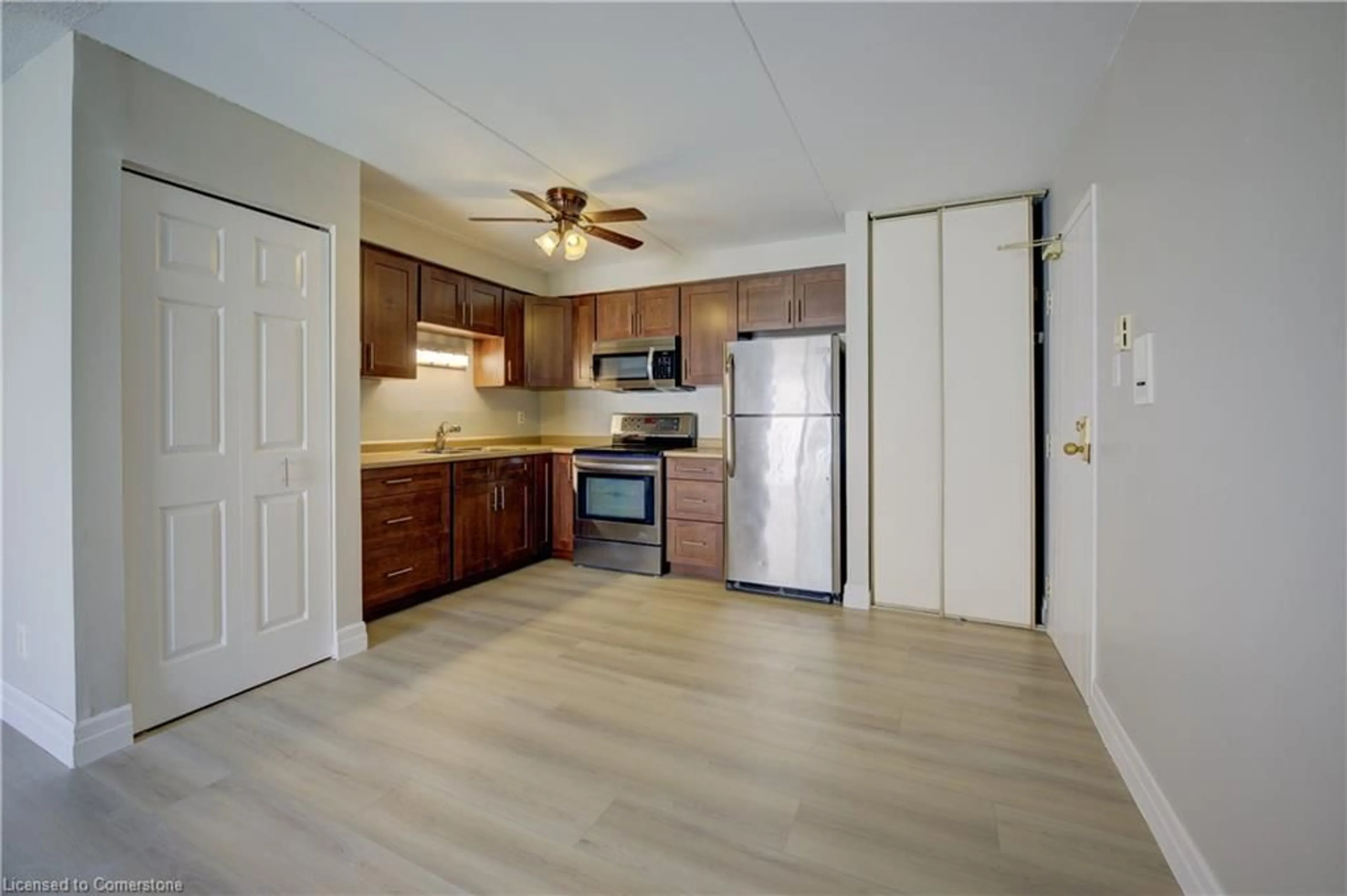 Standard kitchen, unknown for 329 Northlake Dr #7, Waterloo Ontario N2V 1Z1