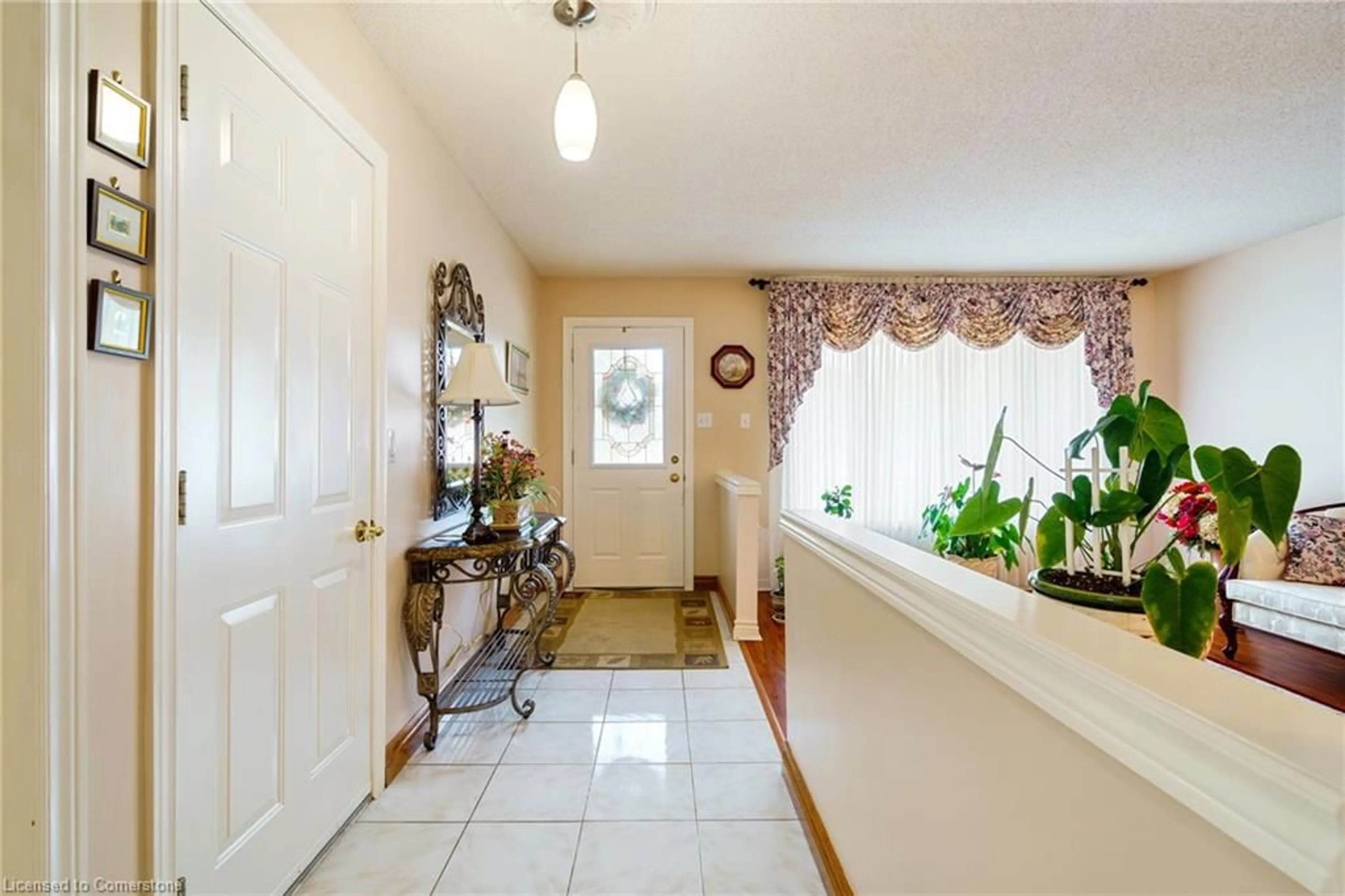 Indoor entryway for 322 Stone Church Rd, Hamilton Ontario L9B 1B2