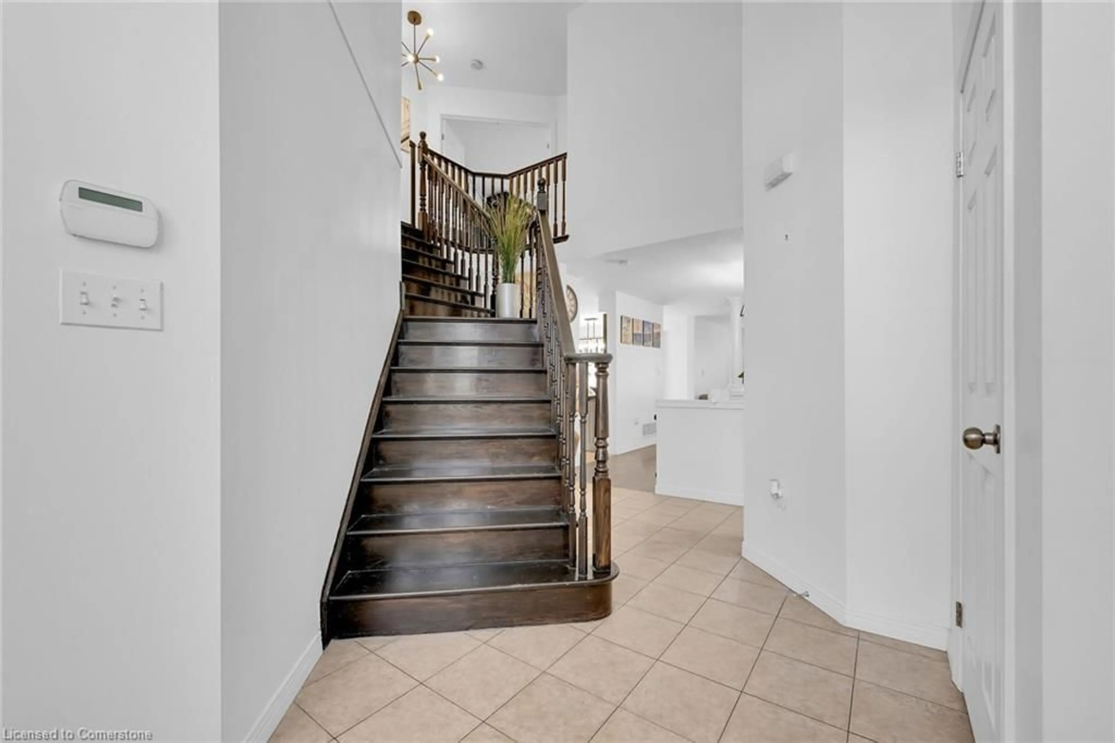 Indoor foyer for 22 Bates Ave, Hamilton Ontario L0R 1P0