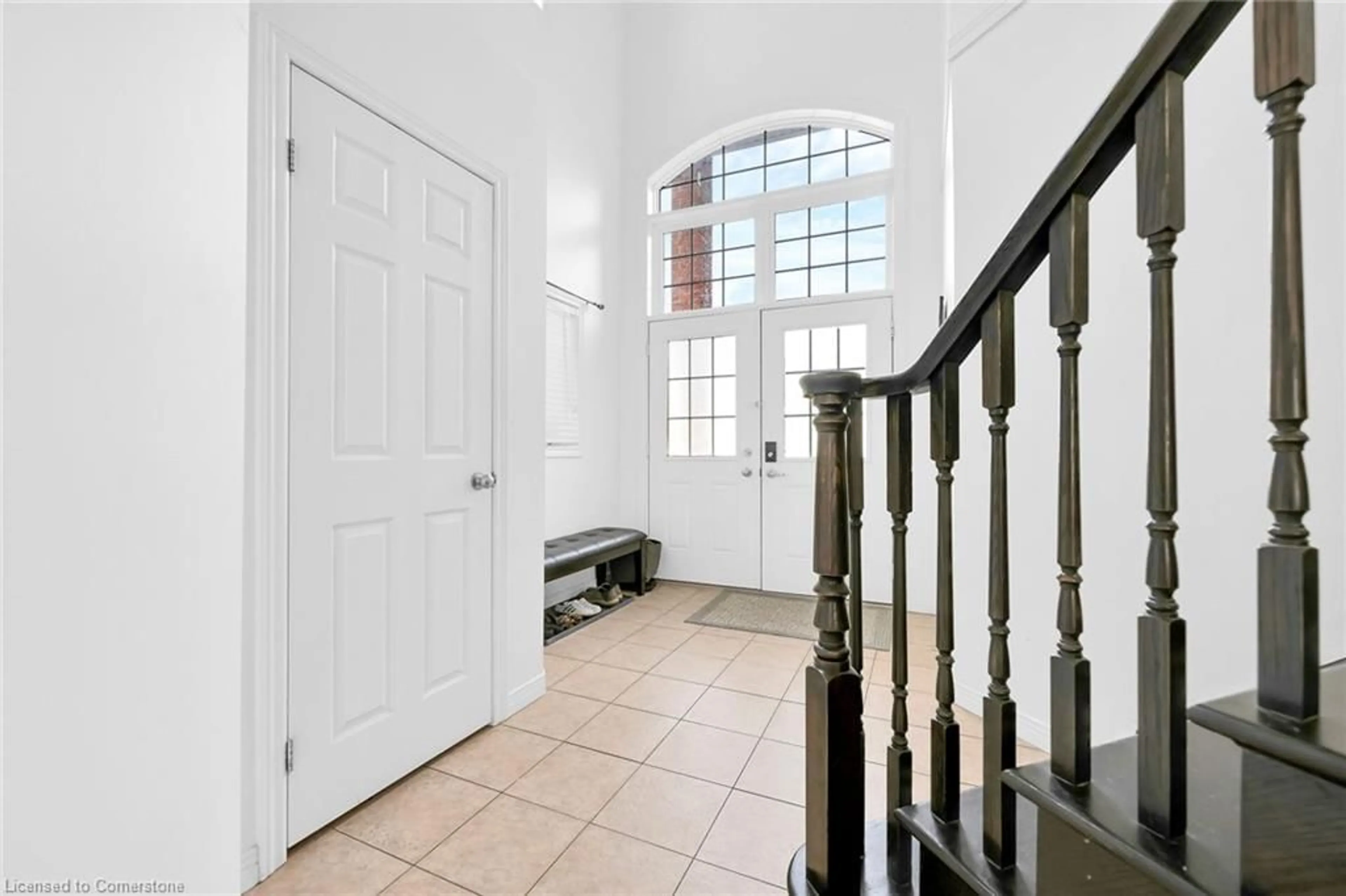 Indoor foyer for 22 Bates Ave, Hamilton Ontario L0R 1P0
