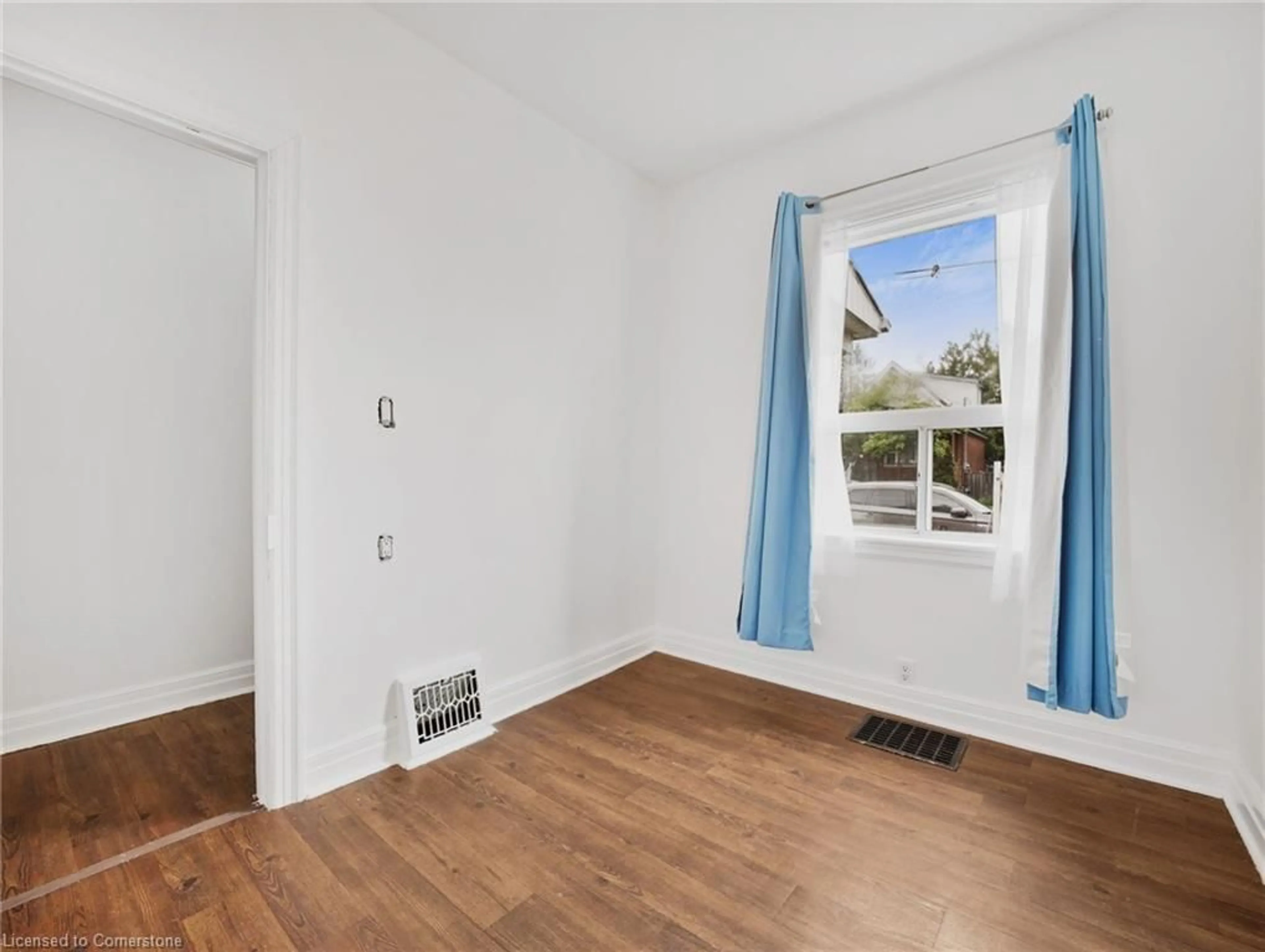 A pic of a room for 42 Ellis Ave, Hamilton Ontario L8H 4L7