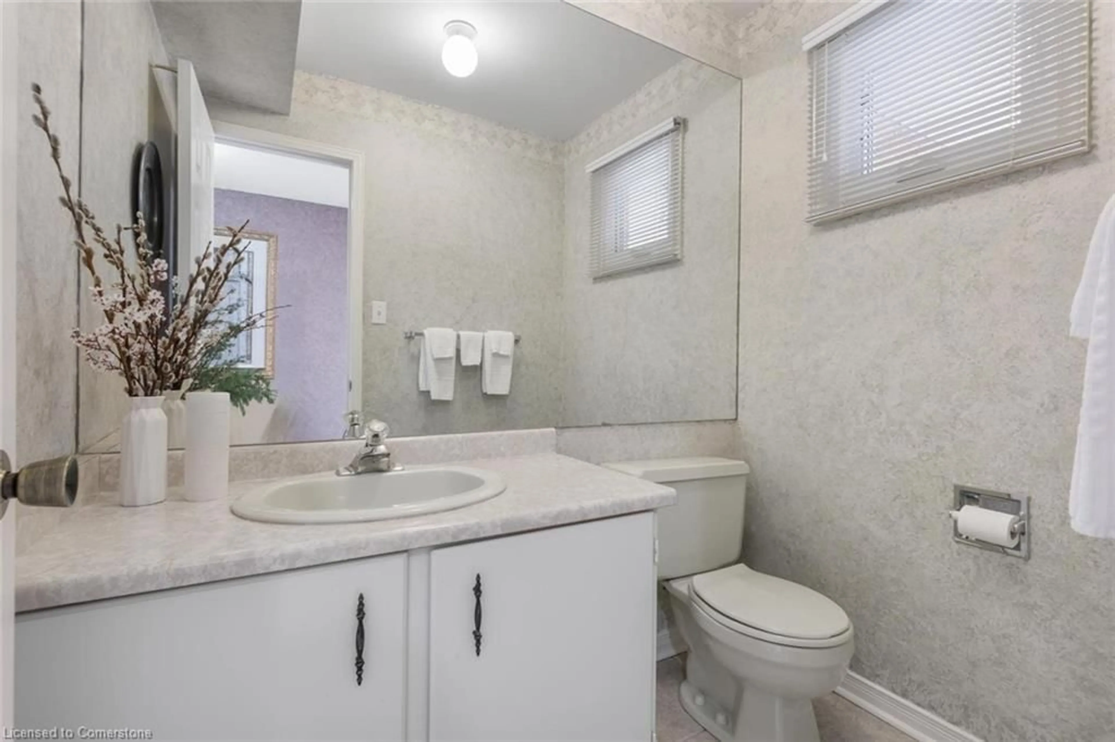 Standard bathroom, ceramic/tile floor for 4043 Trapper Cres, Mississauga Ontario L5L 3A7