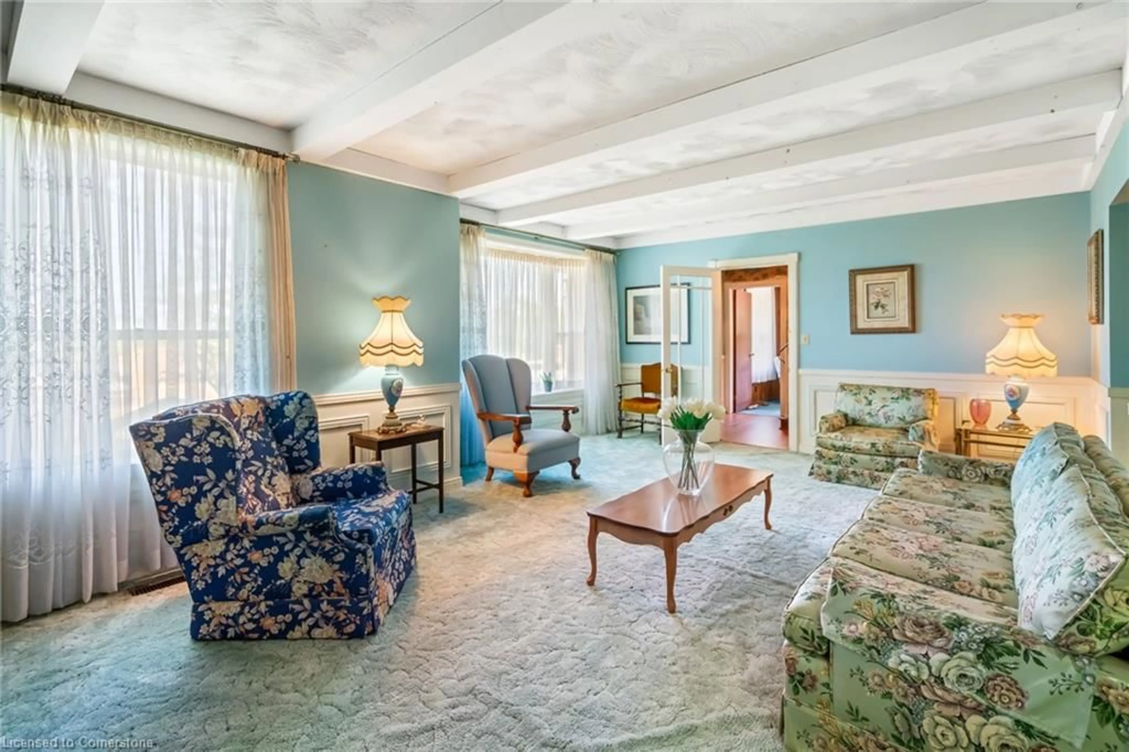 Living room with furniture, unknown for 5124 Greenlane Rd, Lincoln Ontario L3J 1M8