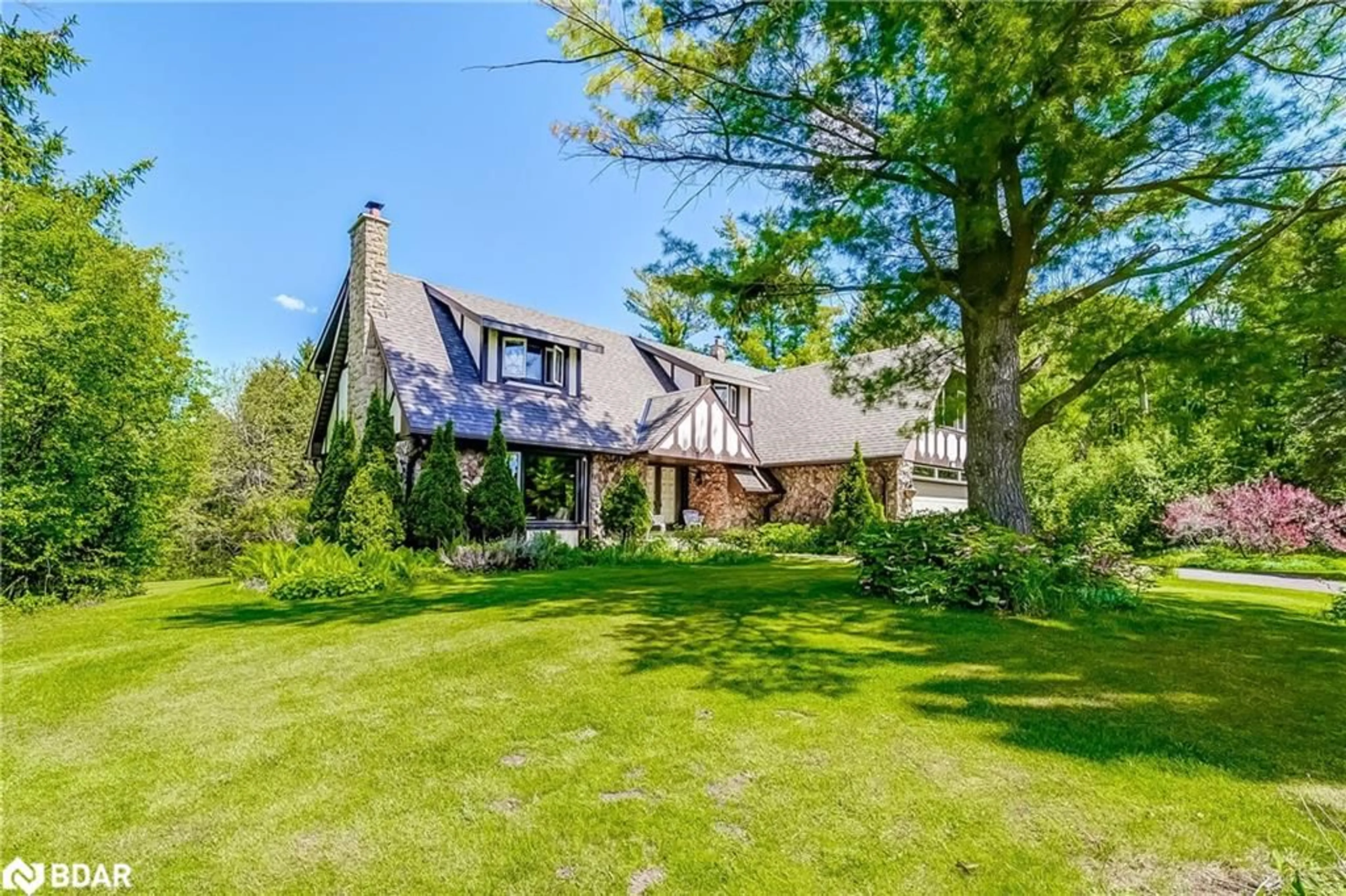 A pic from outside/outdoor area/front of a property/back of a property/a pic from drone, street for 231 Ridge Rd, Aurora Ontario L4G 0M3