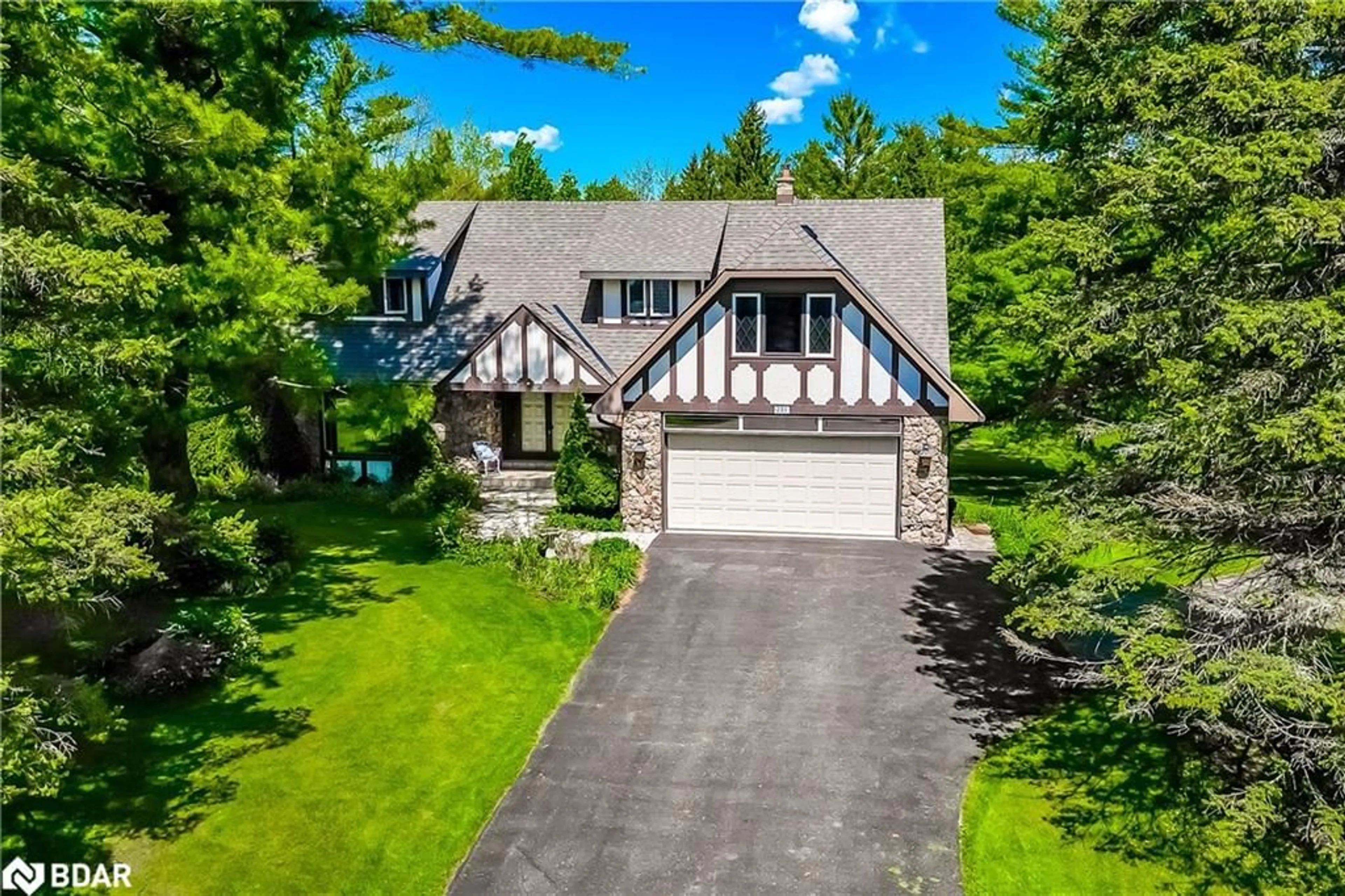 A pic from outside/outdoor area/front of a property/back of a property/a pic from drone, street for 231 Ridge Rd, Aurora Ontario L4G 0M3