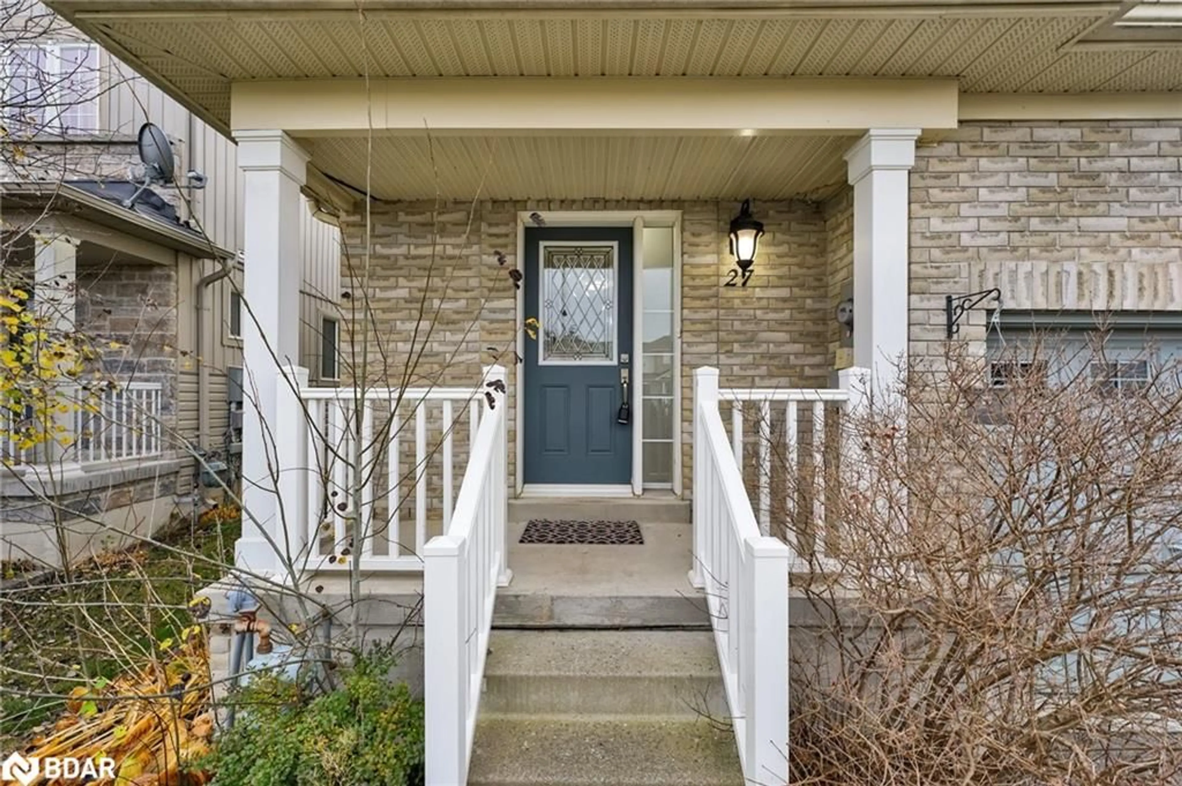 Indoor entryway for 27 Admiral Cres, Angus Ontario L3W 0E5