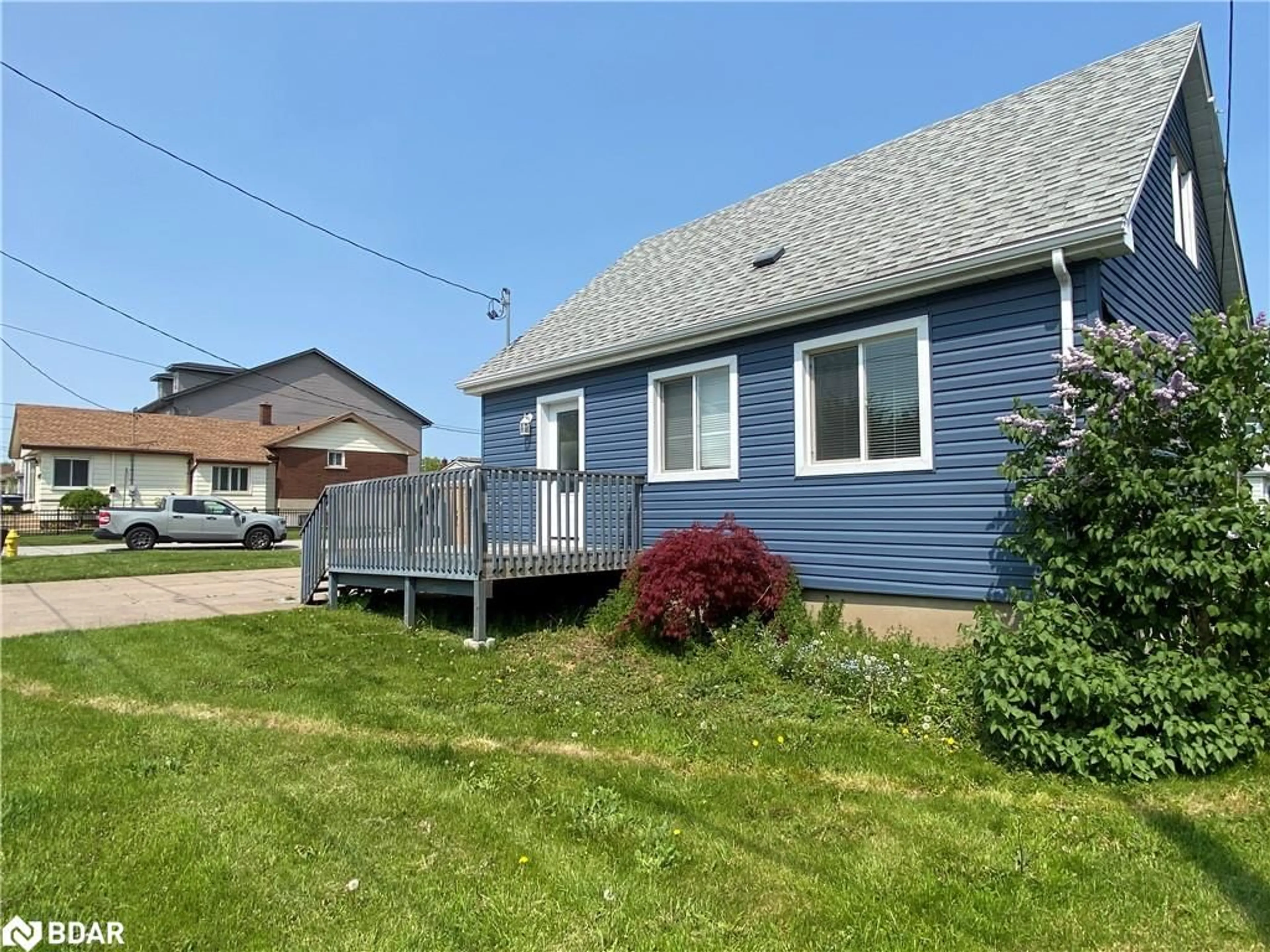 Home with vinyl exterior material, street for 24 King St, Thorold Ontario L2V 3T8