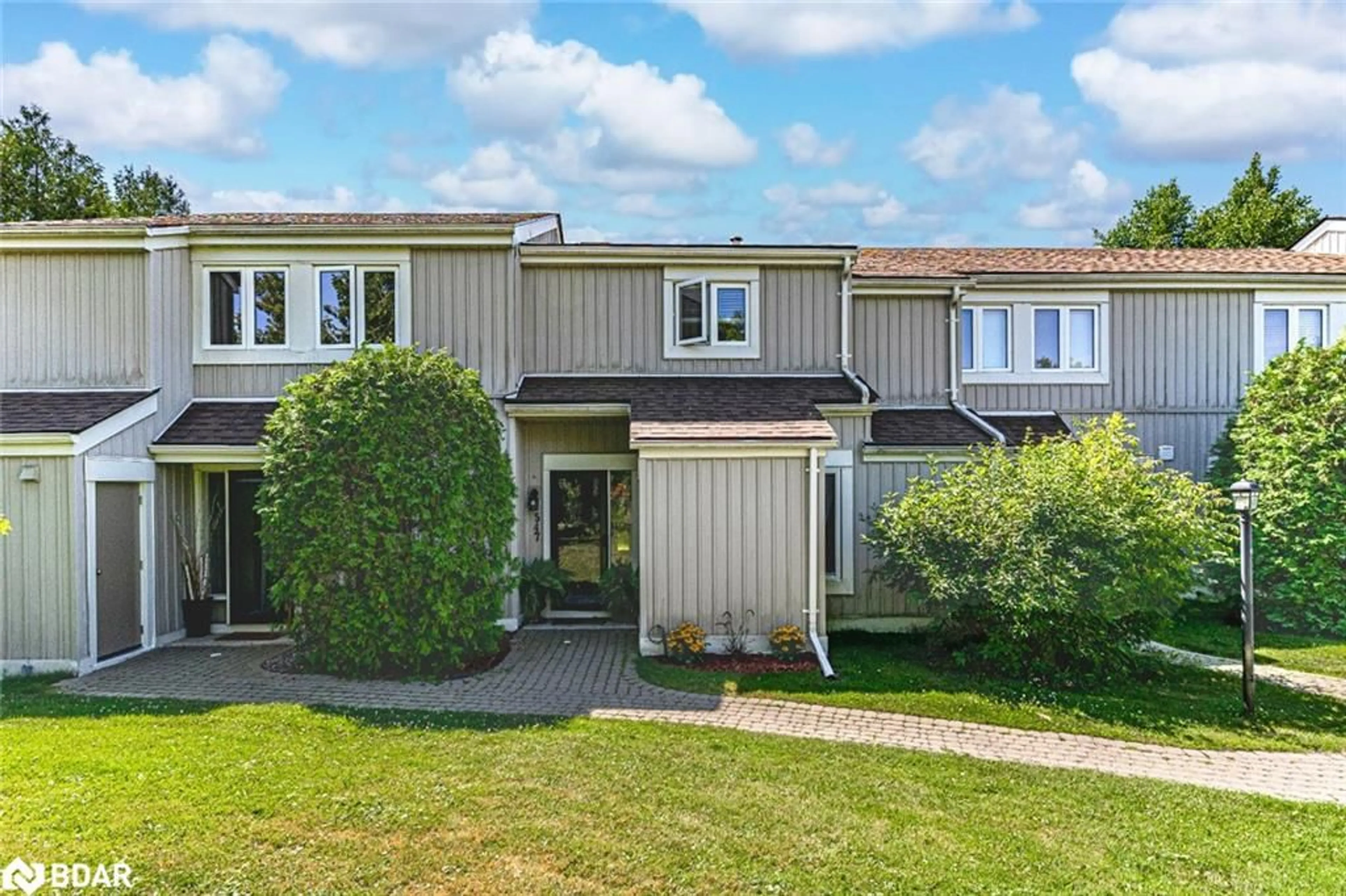 A pic from outside/outdoor area/front of a property/back of a property/a pic from drone, street for 547 Oxbow Crescent, Collingwood Ontario L9Y 5B4