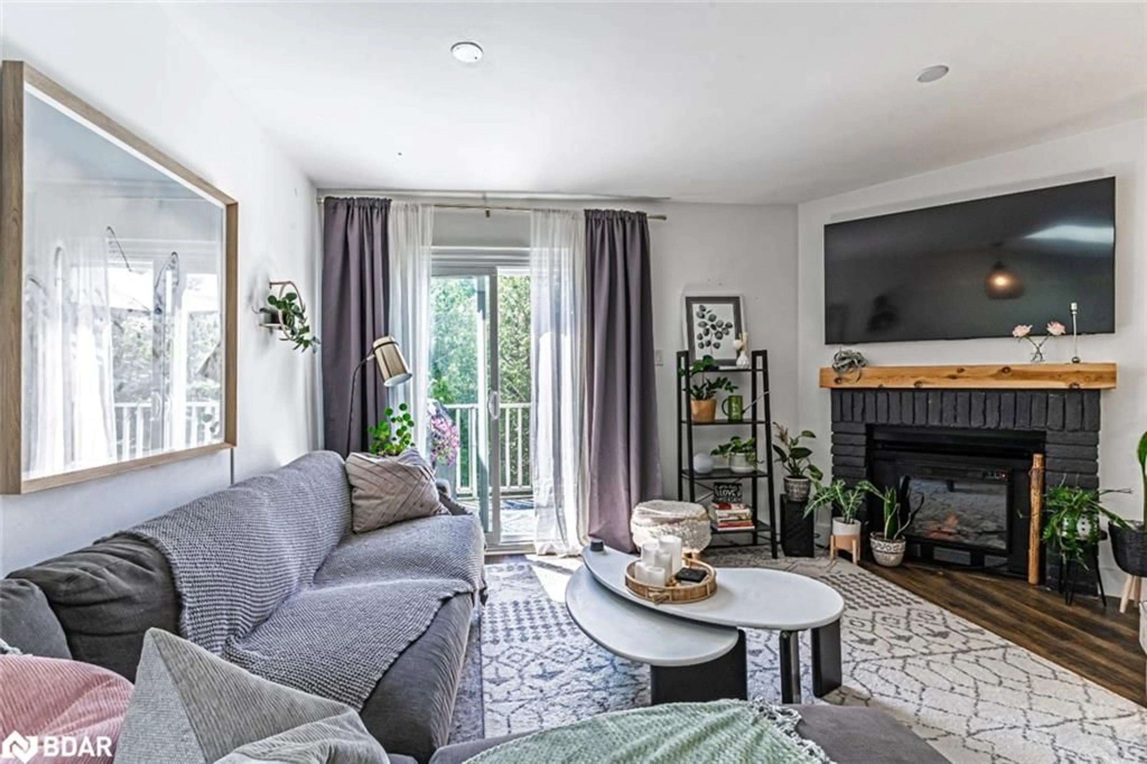 Living room with furniture, unknown for 547 Oxbow Crescent, Collingwood Ontario L9Y 5B4