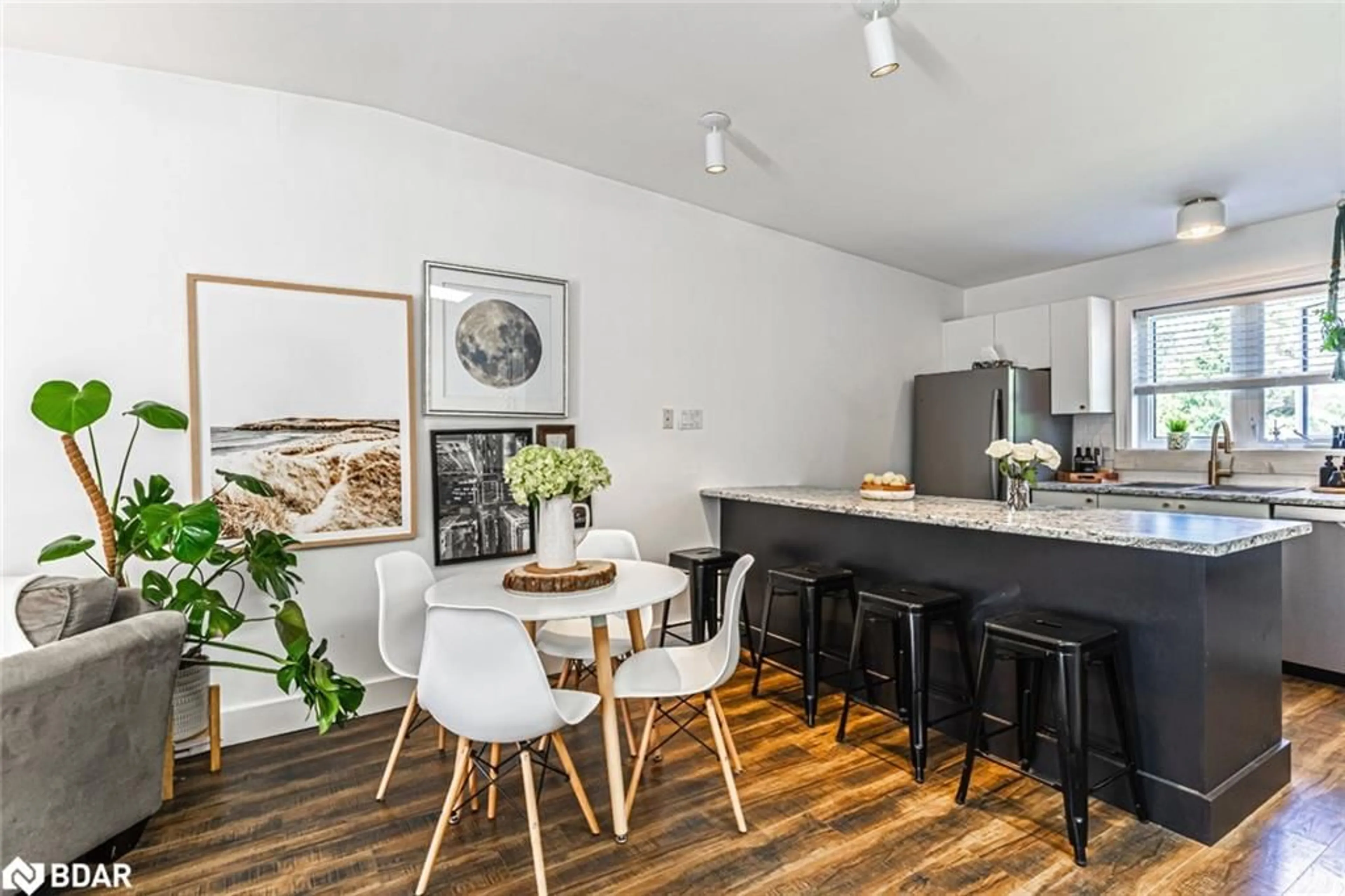 Open concept kitchen, unknown for 547 Oxbow Crescent, Collingwood Ontario L9Y 5B4