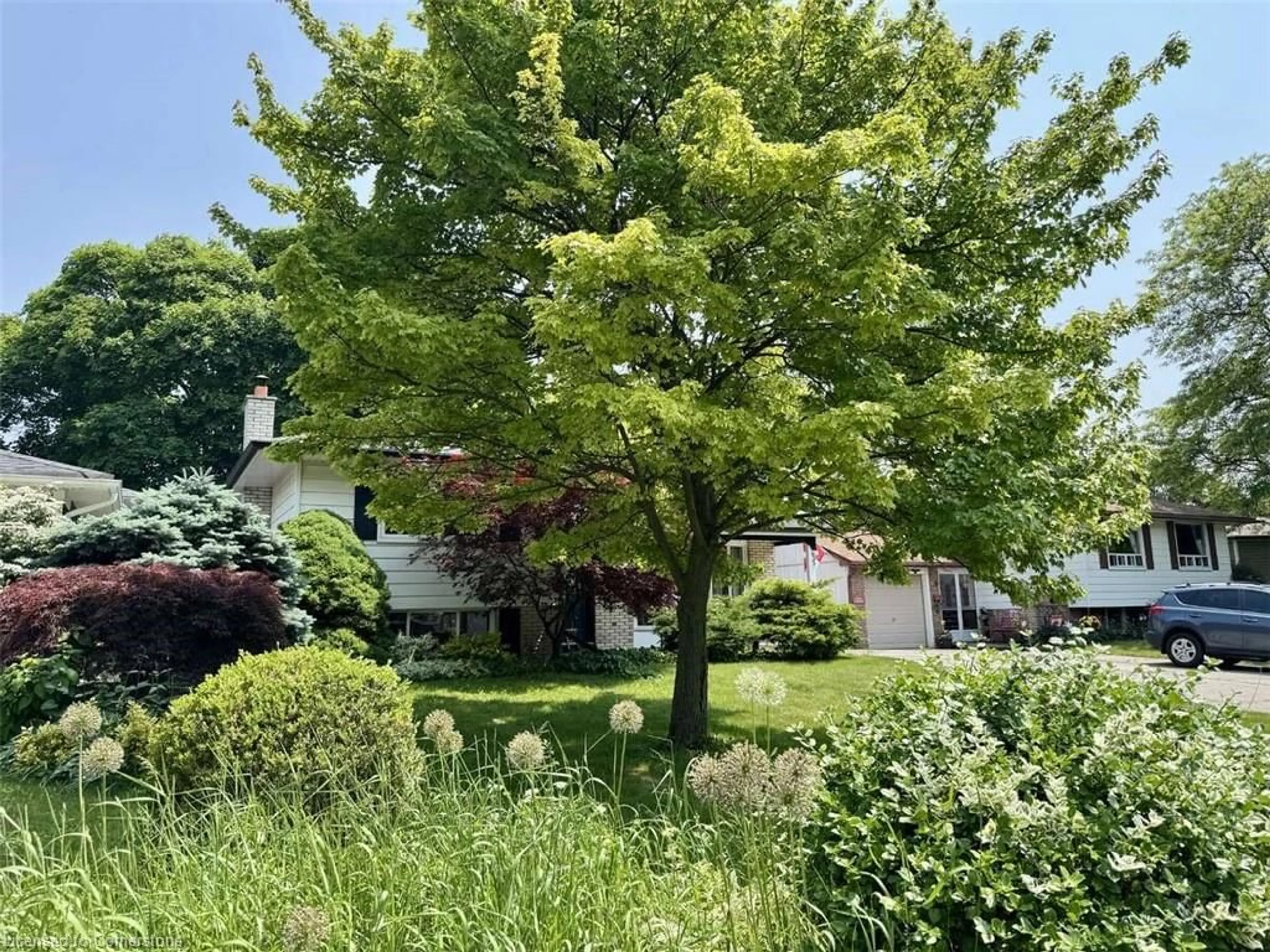 A pic from outside/outdoor area/front of a property/back of a property/a pic from drone, street for 635 Bridle WOOD, Burlington Ontario L7L 4E2