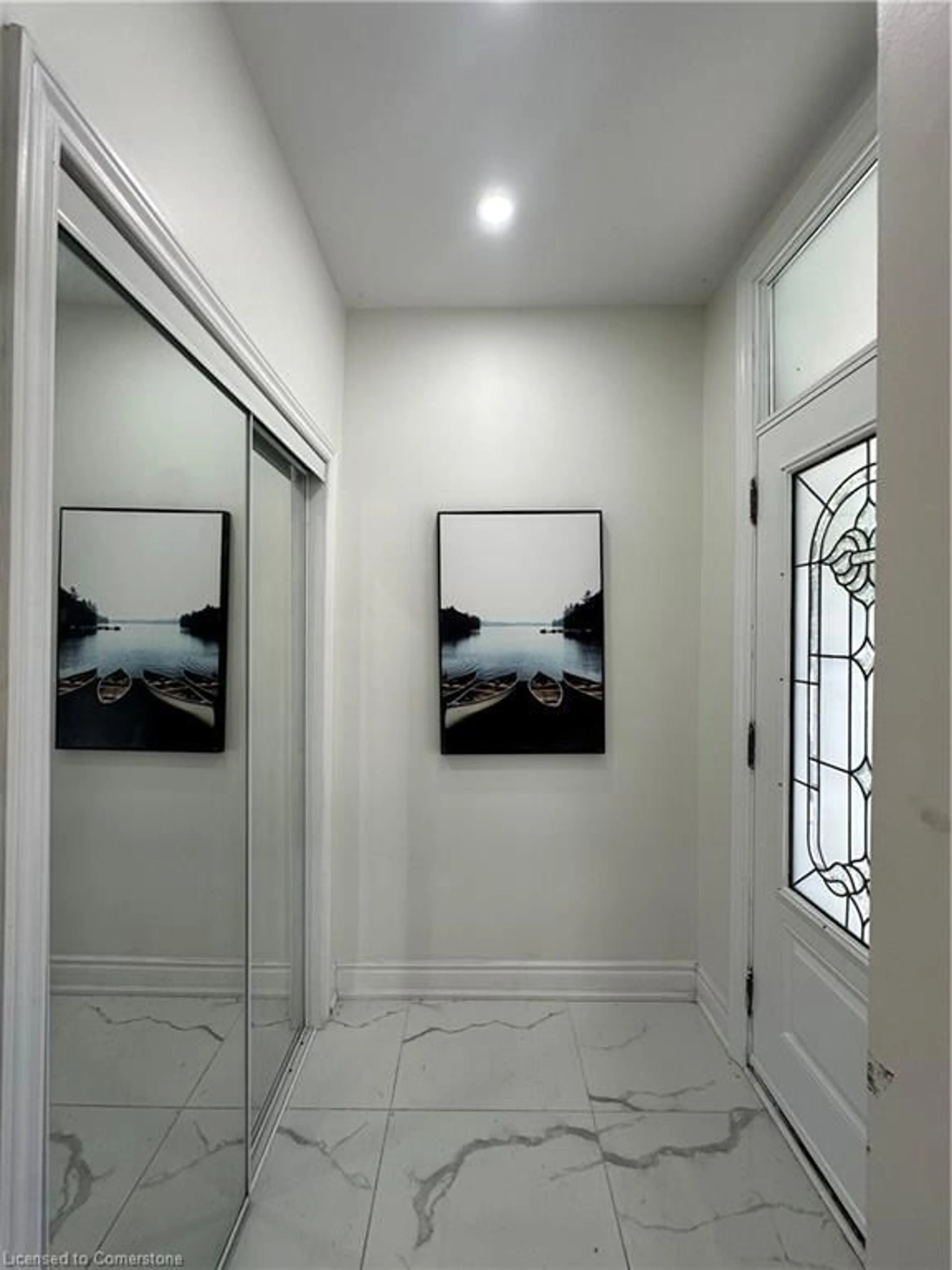 Indoor entryway for 315 Simcoe St, Woodstock Ontario N4S 1J2