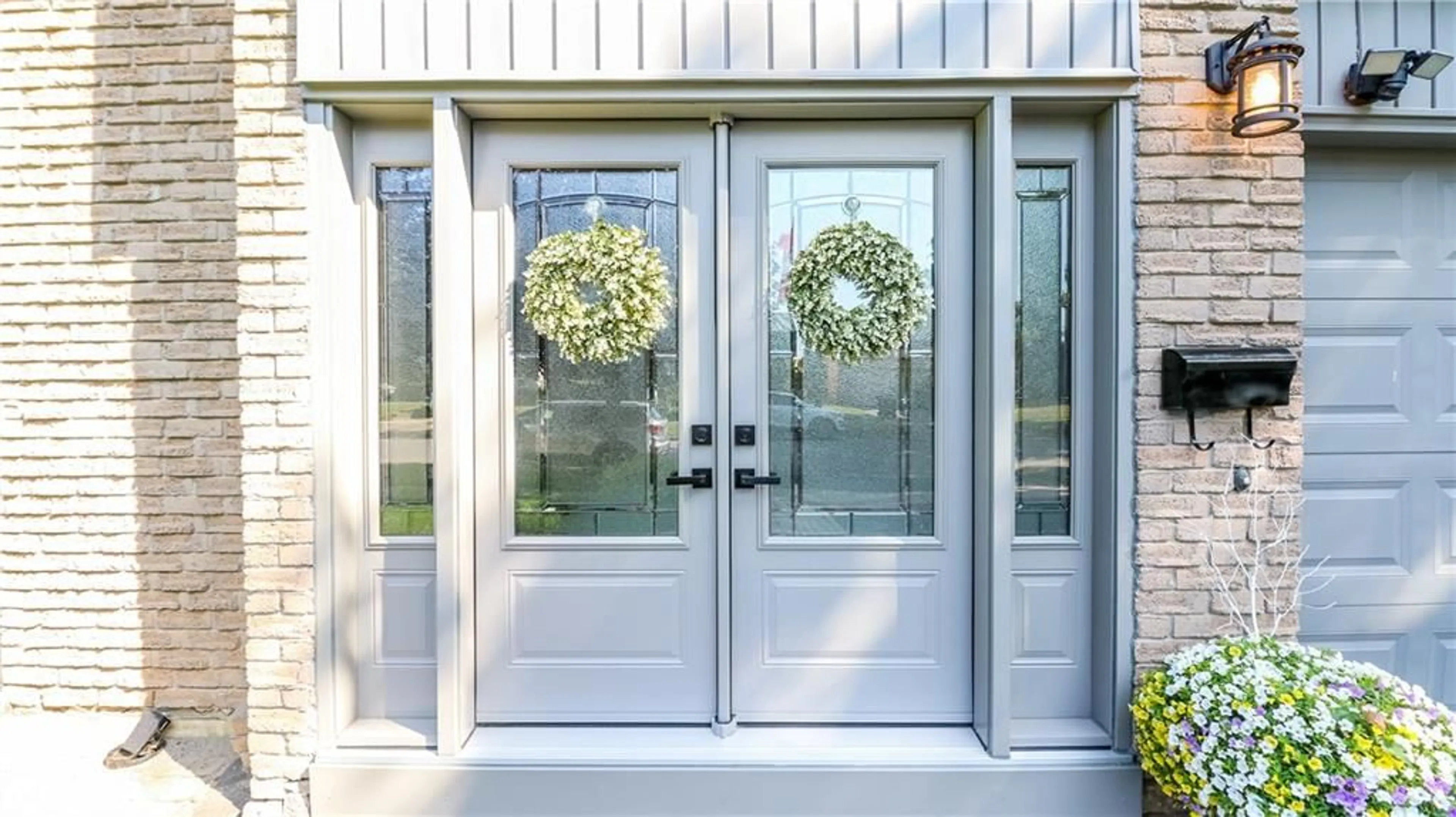 Indoor entryway for 60 Chieftain Cres, Barrie Ontario L4N 4L8