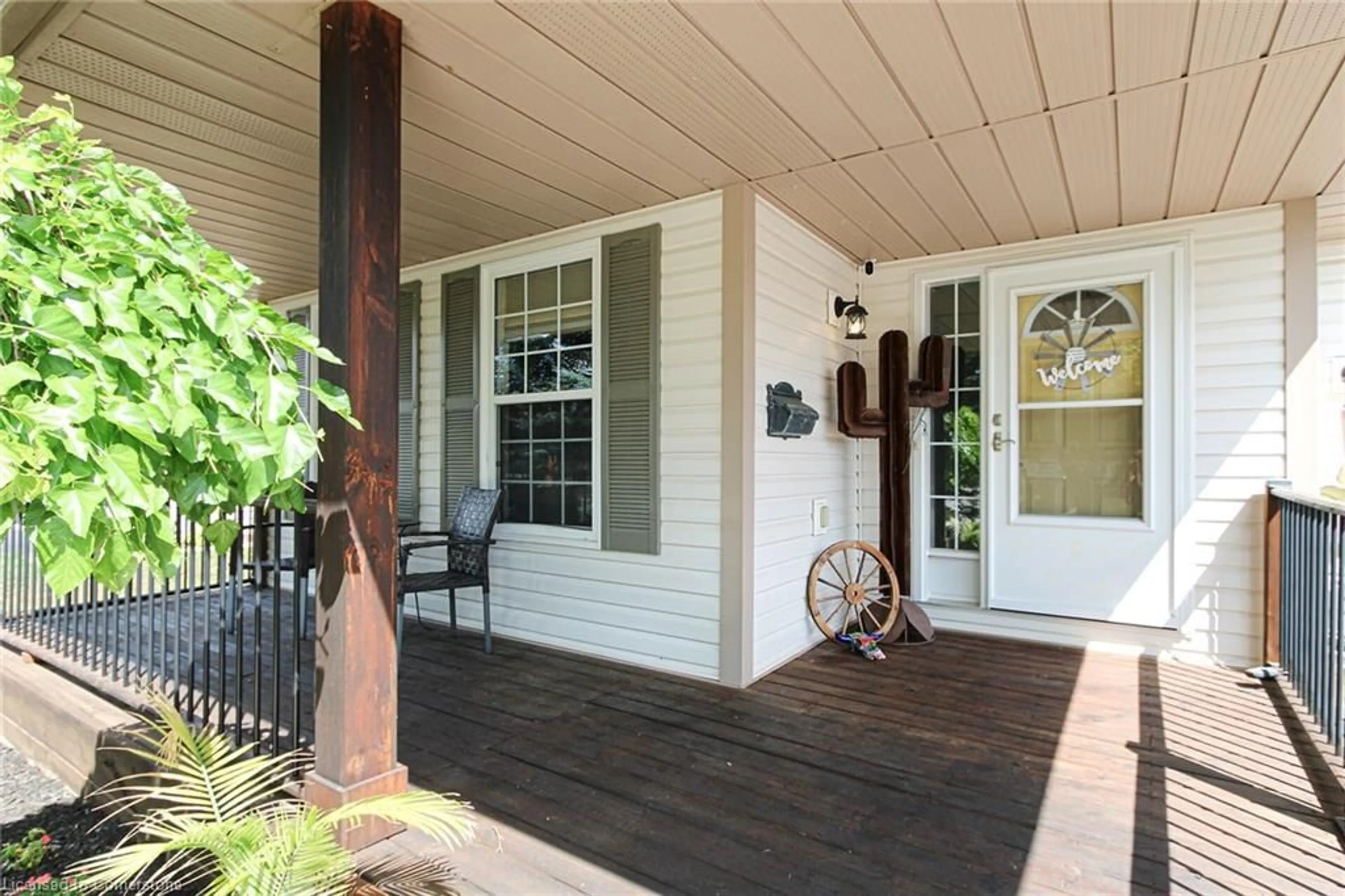 Indoor entryway for 17 Maple Ave, Smithville Ontario L0R 2A0