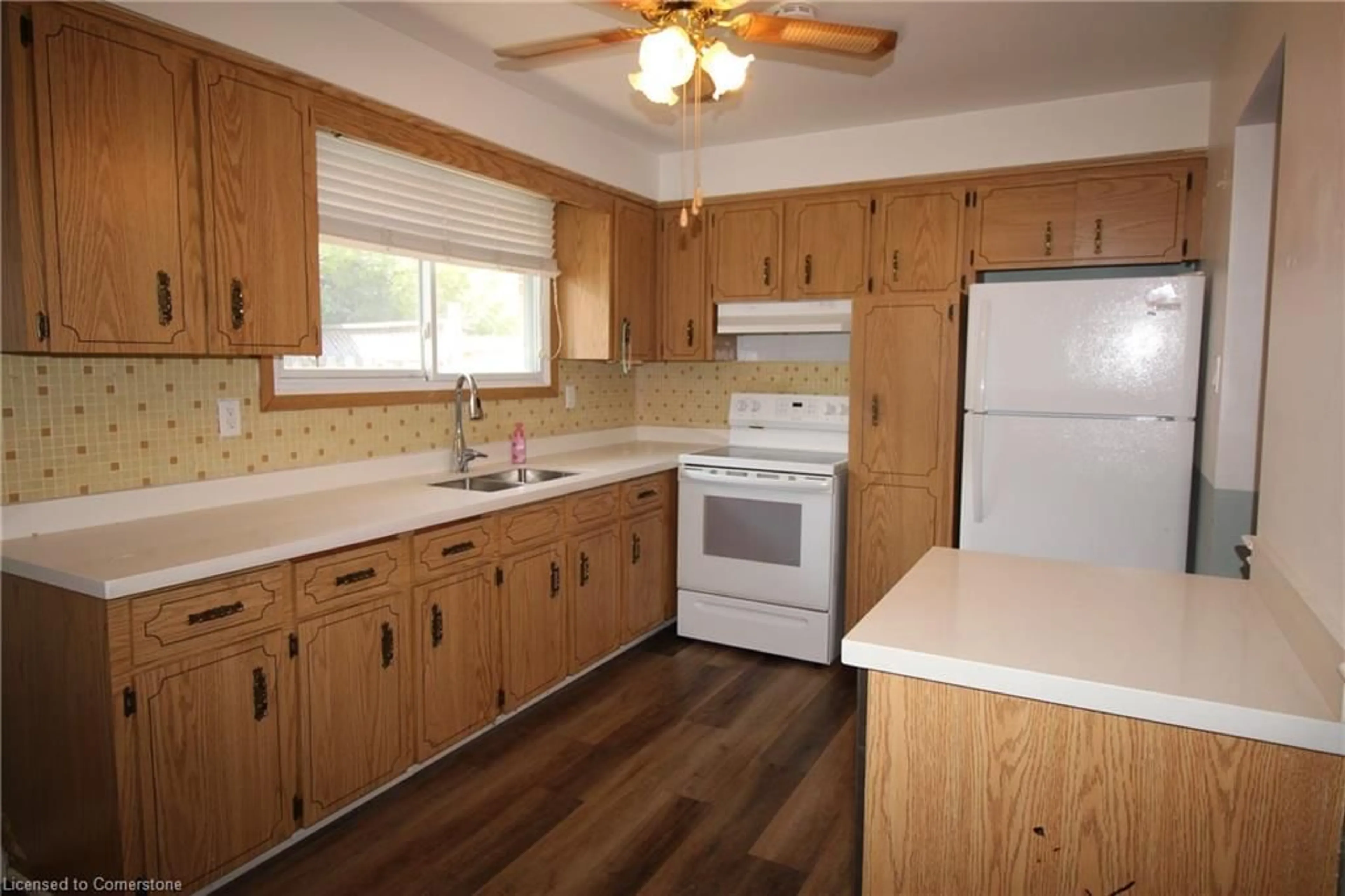 Standard kitchen, wood/laminate floor for 4 Purnell Dr, Hamilton Ontario L9C 4X9