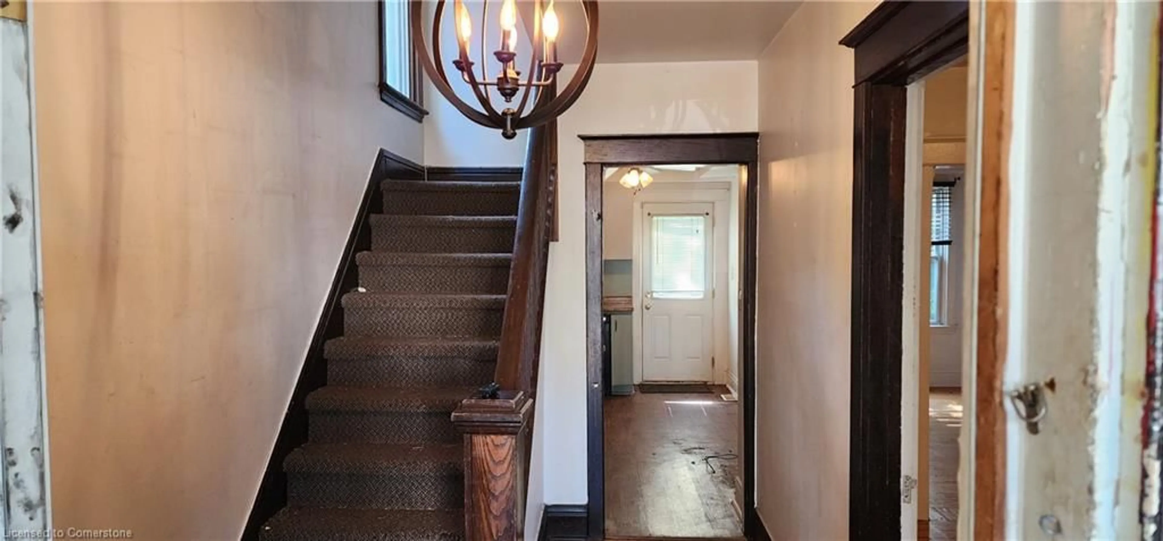 Indoor foyer for 71 Kensington Ave, Hamilton Ontario L8M 3H1