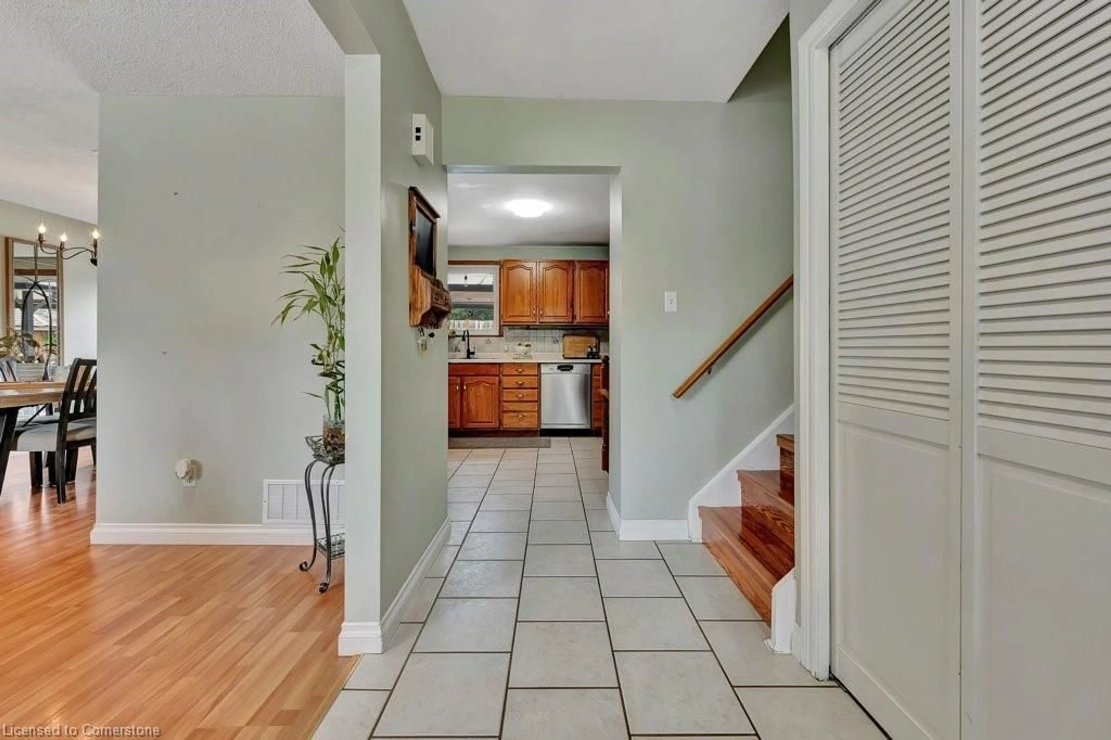 Indoor entryway for 77 Magnolia Dr, Paris Ontario N3L 3N2