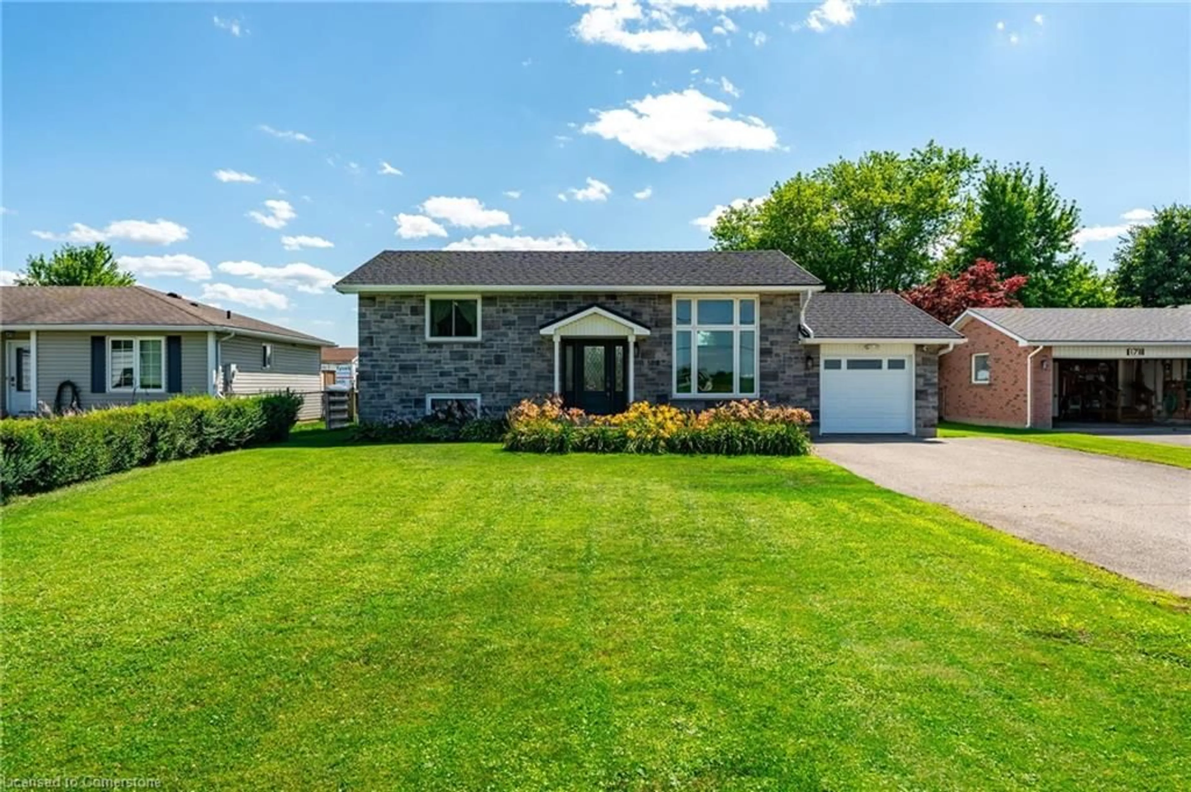 Home with brick exterior material, street for 180 King St, Hagersville Ontario N0A 1H0