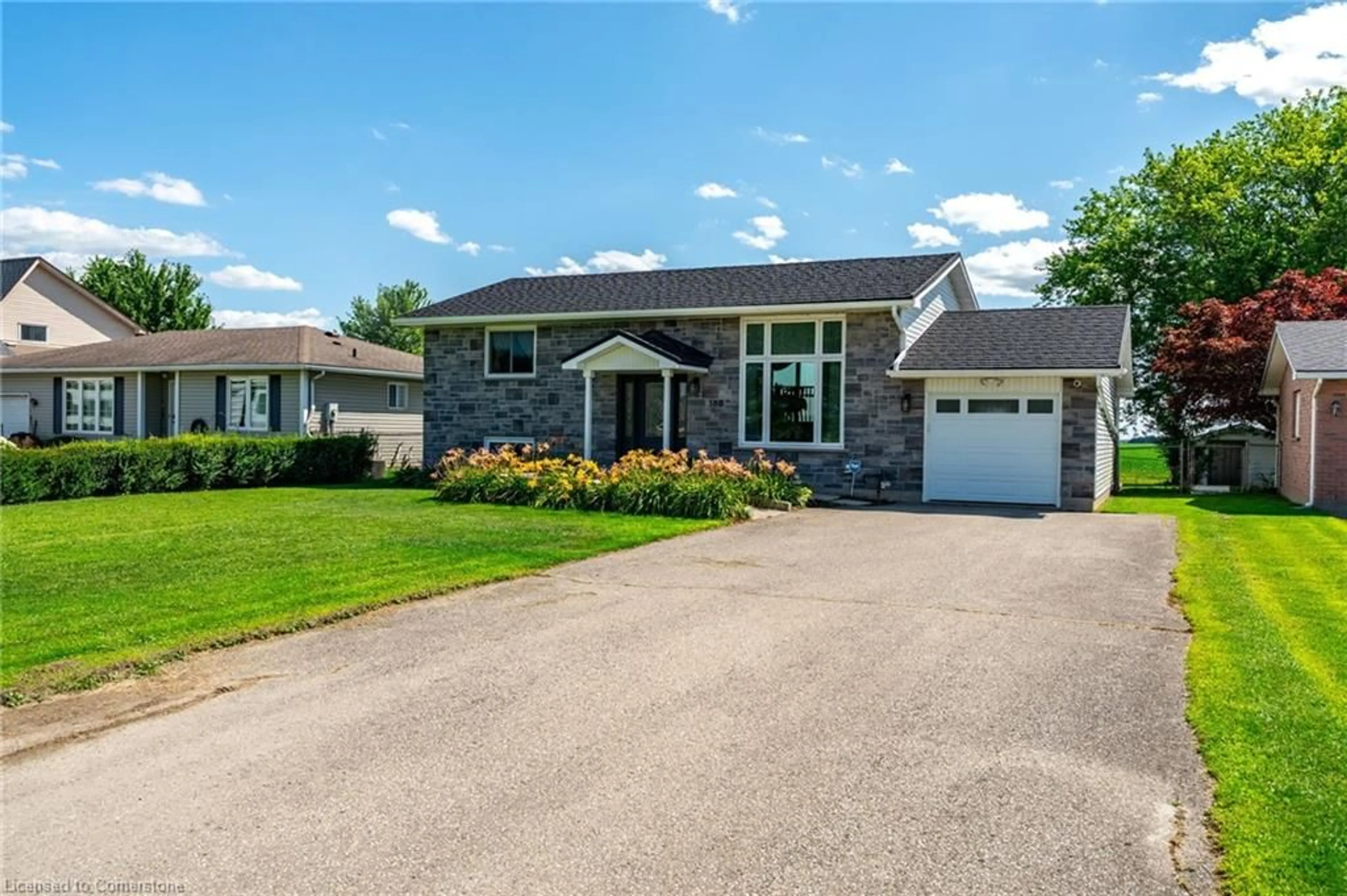 Home with vinyl exterior material, street for 180 King St, Hagersville Ontario N0A 1H0
