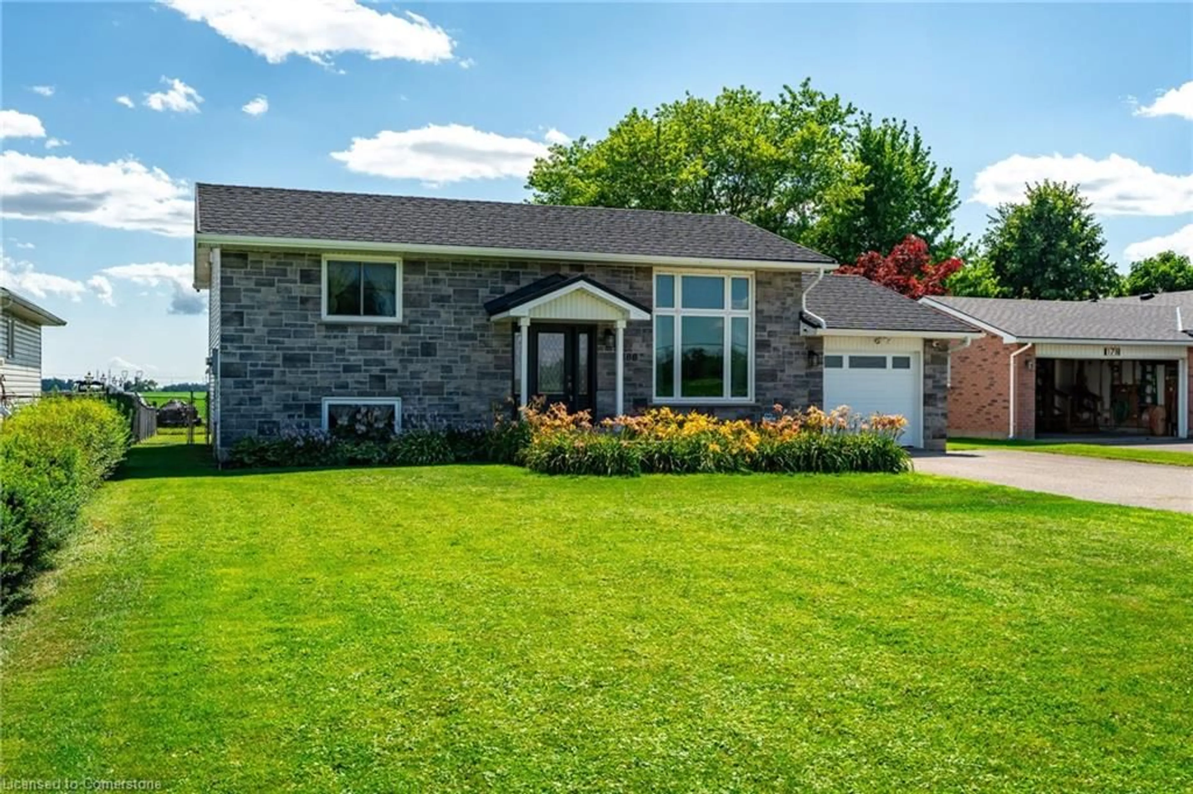 Home with vinyl exterior material, street for 180 King St, Hagersville Ontario N0A 1H0