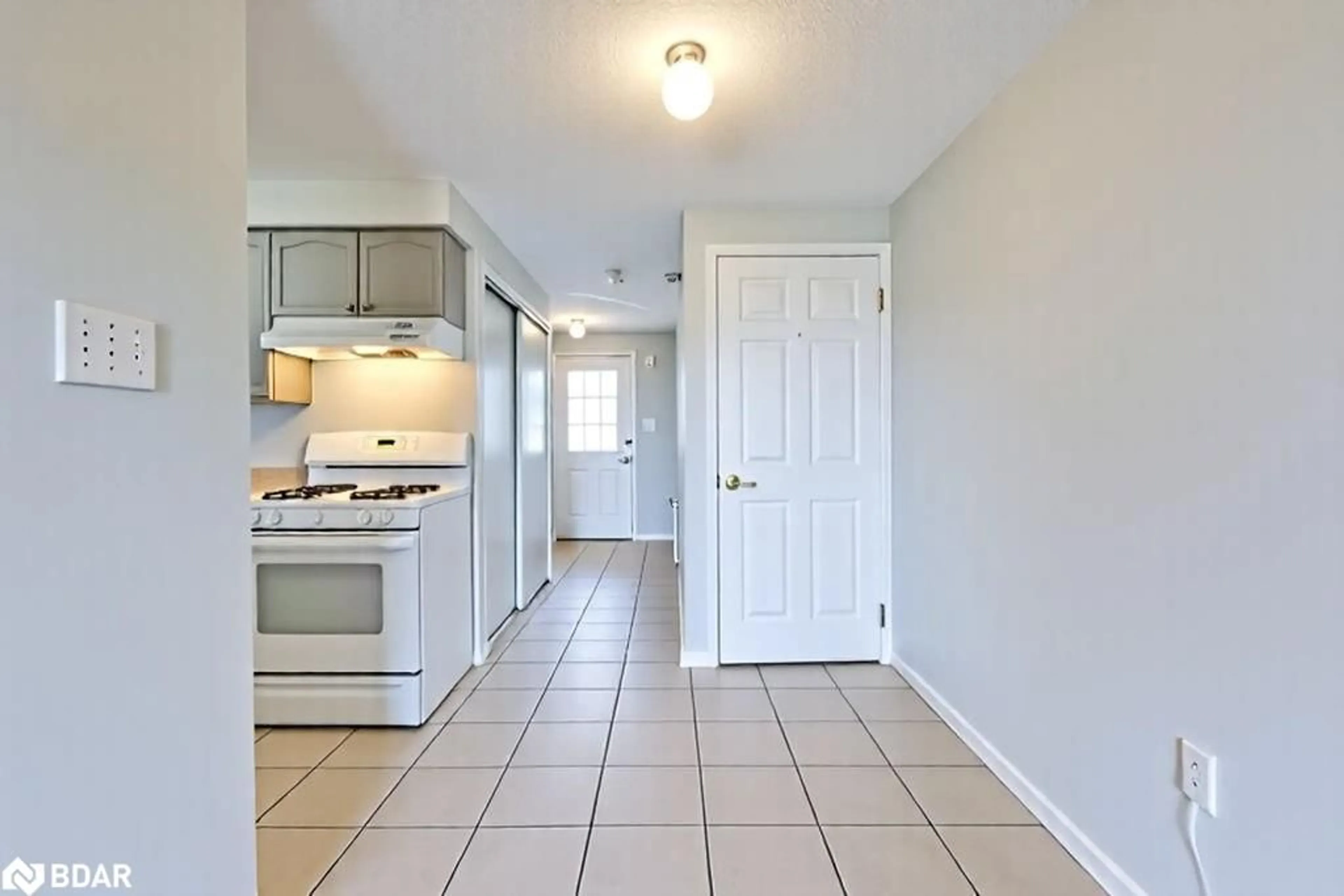 Standard kitchen, ceramic/tile floor for 71 Goodwin Dr, Barrie Ontario L4N 5Z8