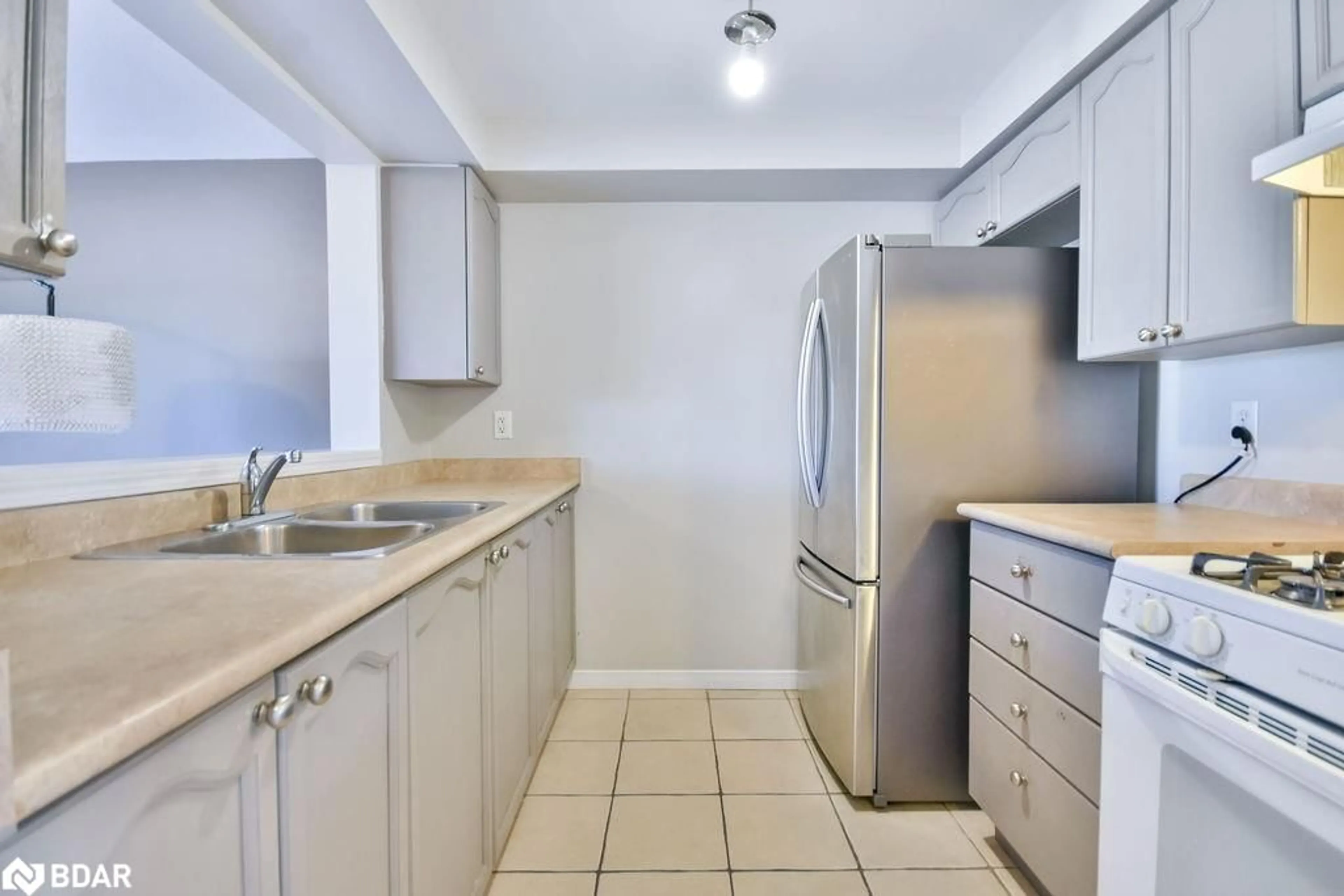 Standard kitchen, ceramic/tile floor for 71 Goodwin Dr, Barrie Ontario L4N 5Z8