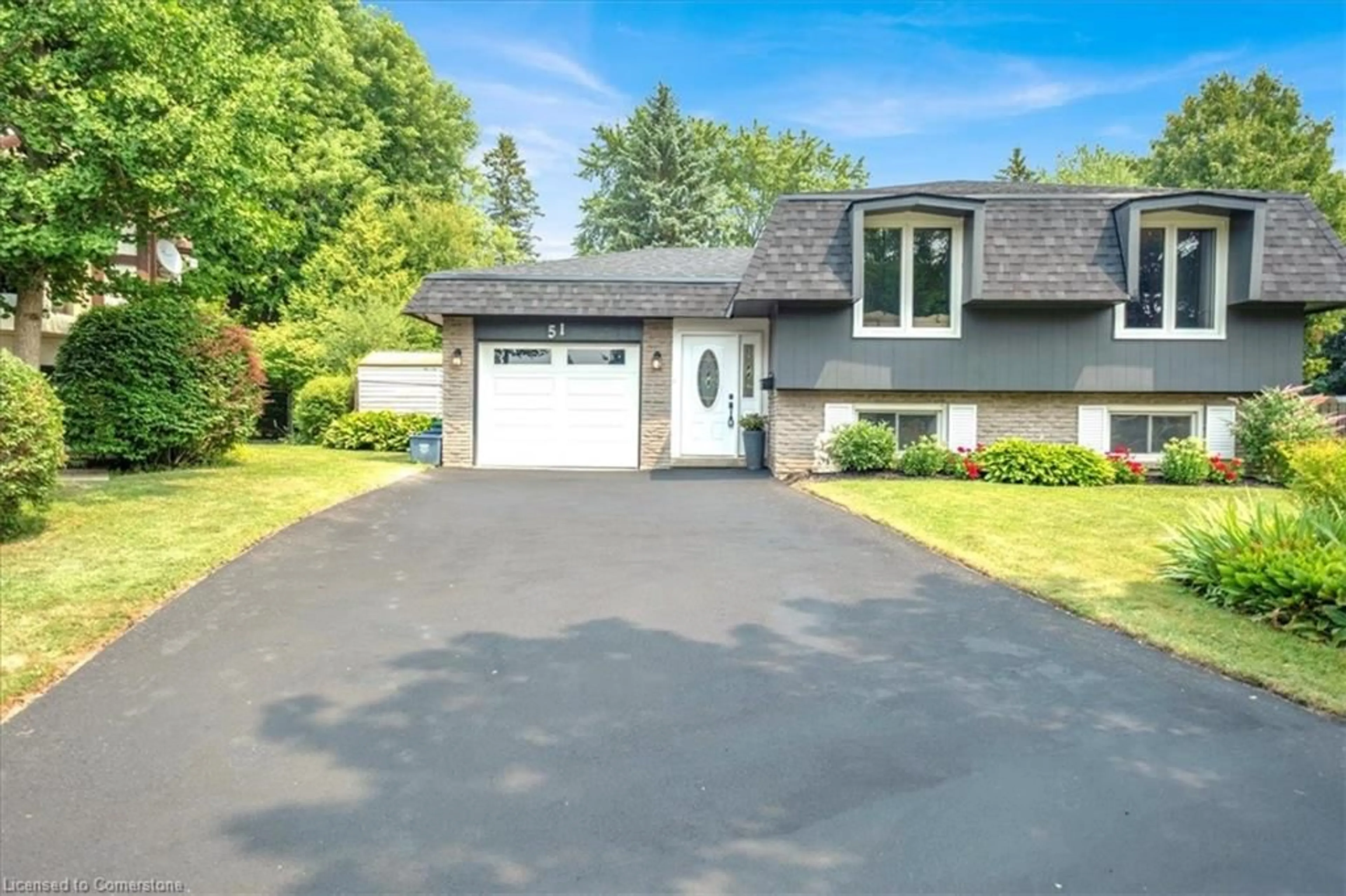 Home with vinyl exterior material, street for 51 Southglen Rd, Brantford Ontario N3R 6Z9