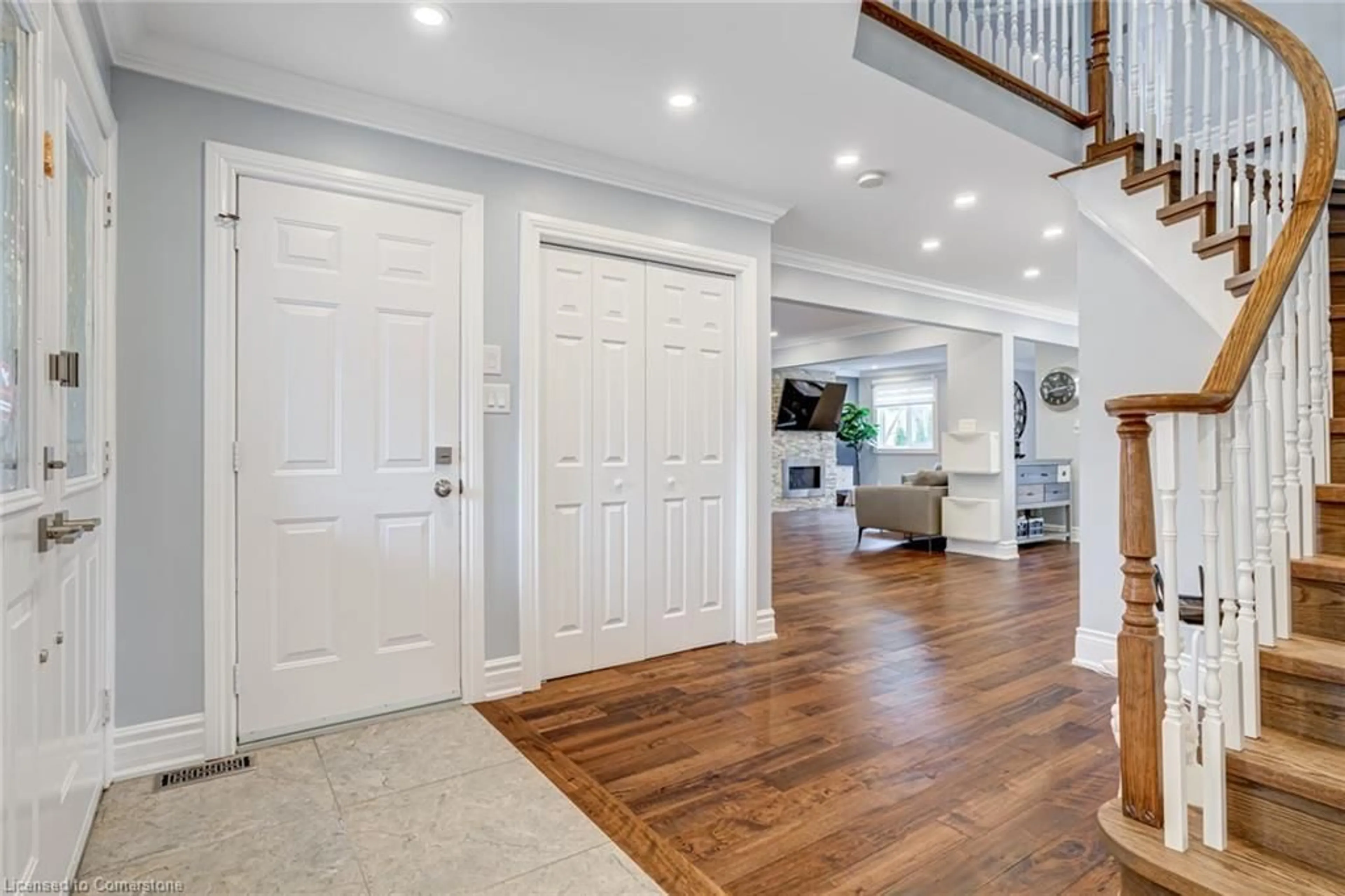 Indoor entryway for 7 Magenta Crt, Hamilton Ontario L9B 2V9