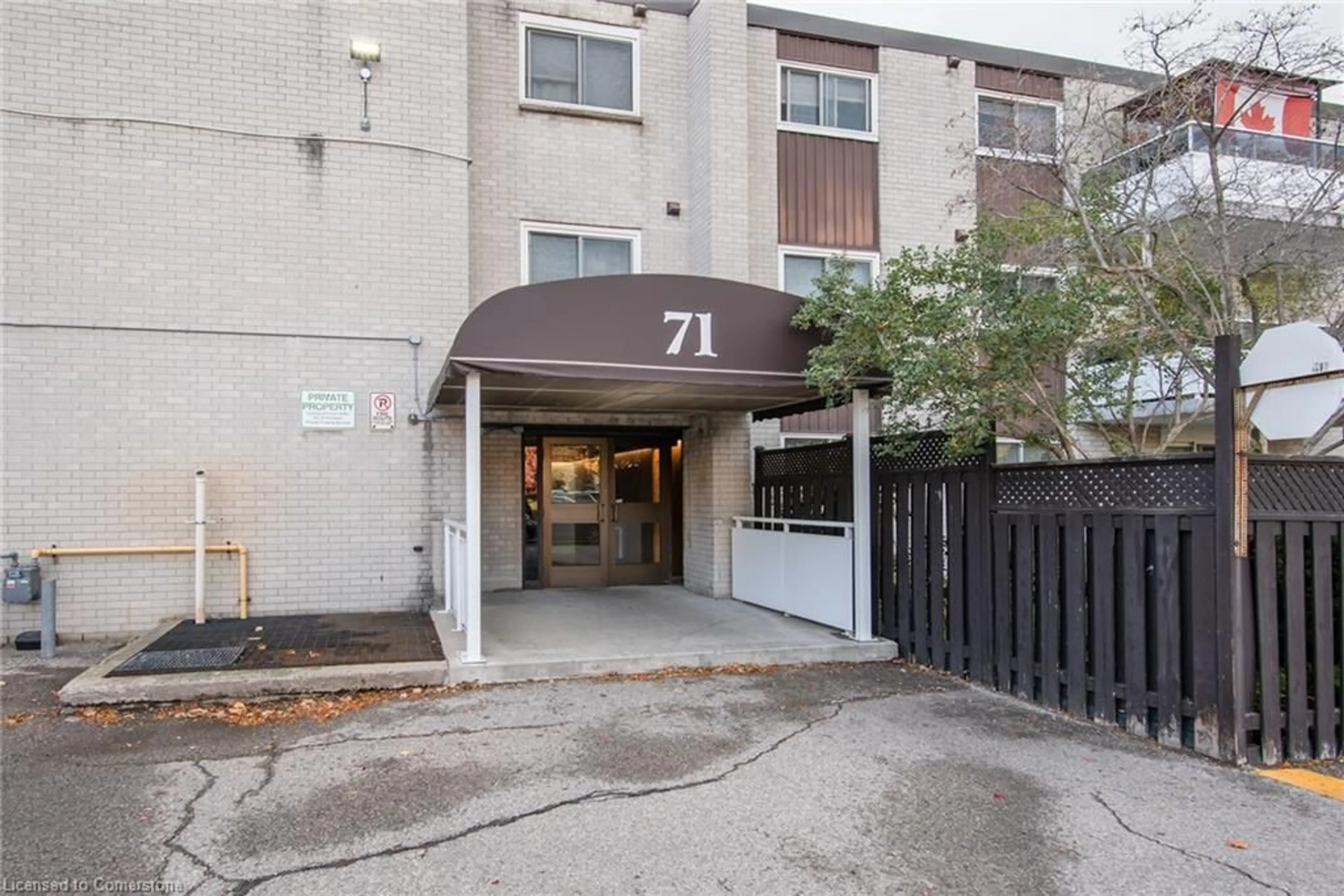 Indoor foyer for 71 Vanier Dr #104, Kitchener Ontario N2C 1J4