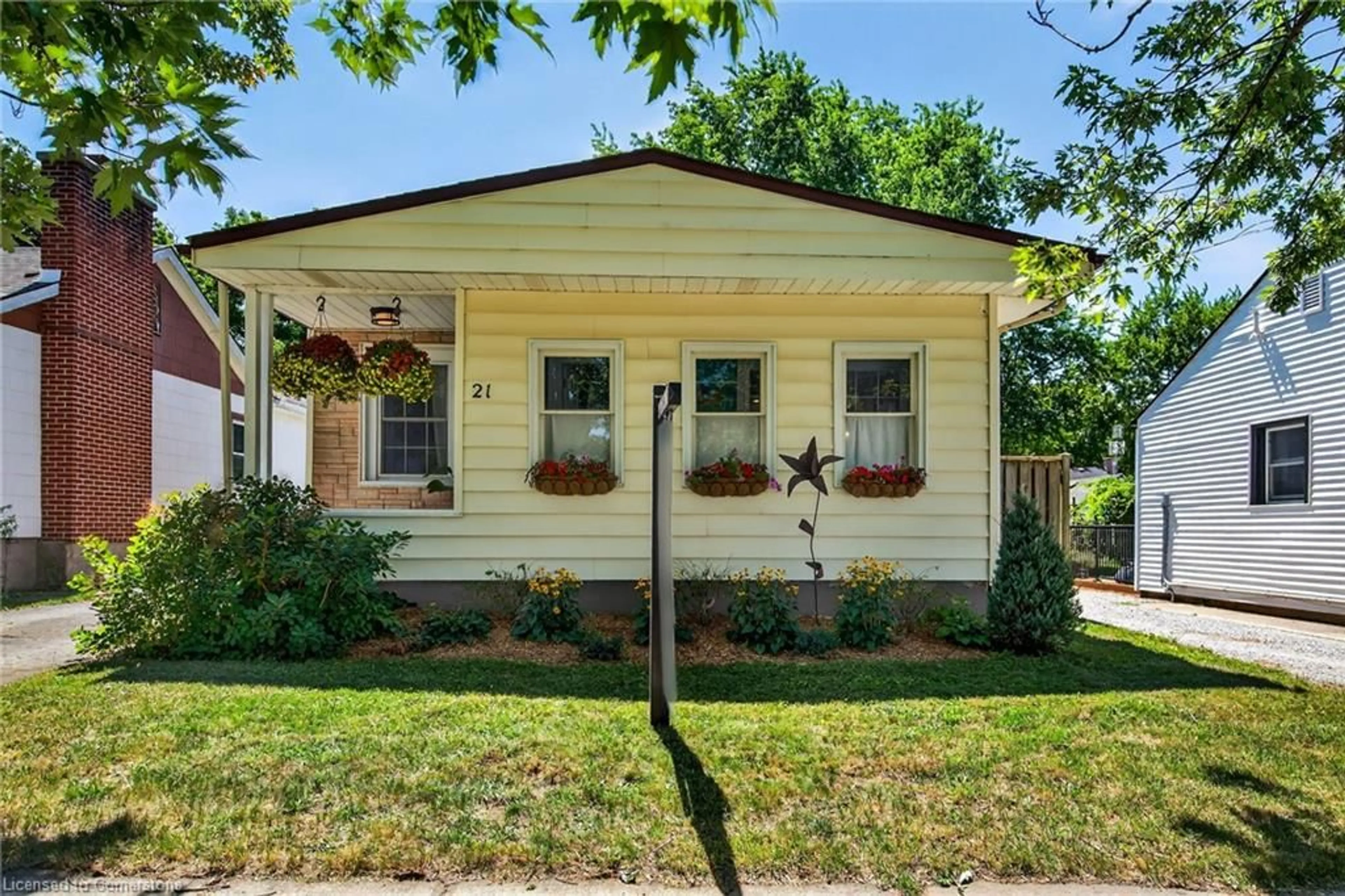Home with vinyl exterior material, street for 21 Sandown St, St. Catharines Ontario L2N 1X9