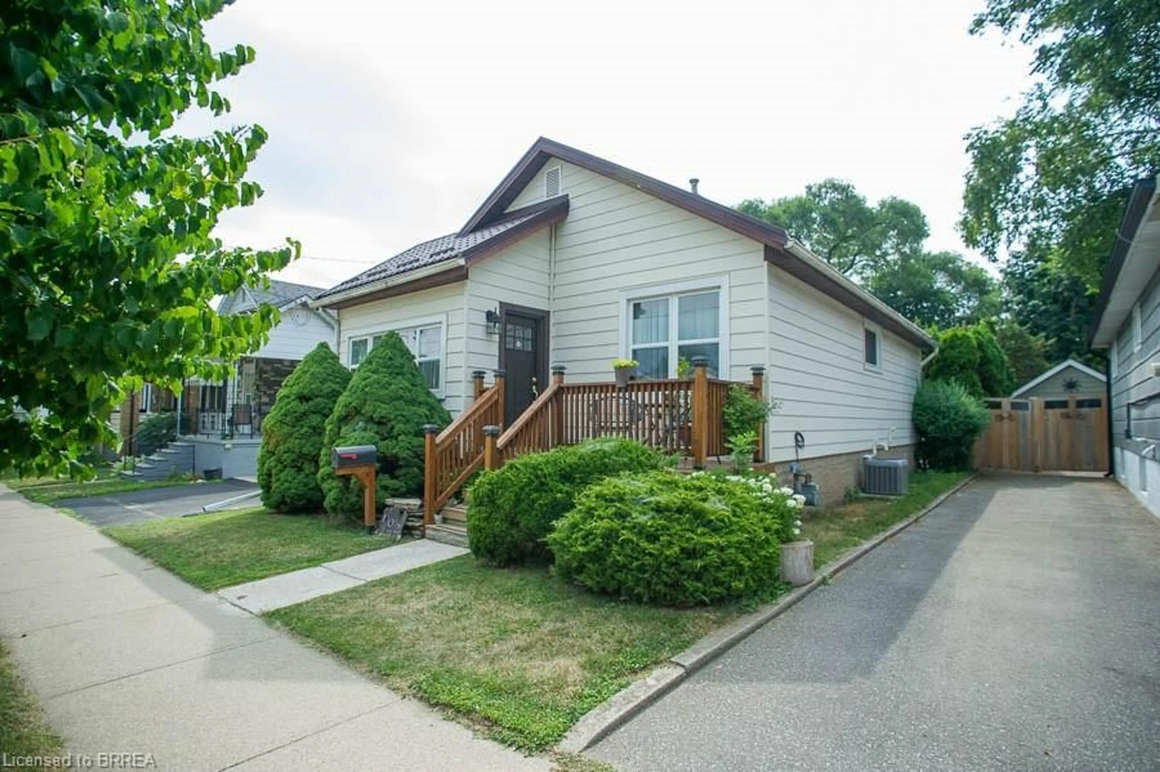 Unknown for 102 Walnut St, Brantford Ontario N3T 1H4