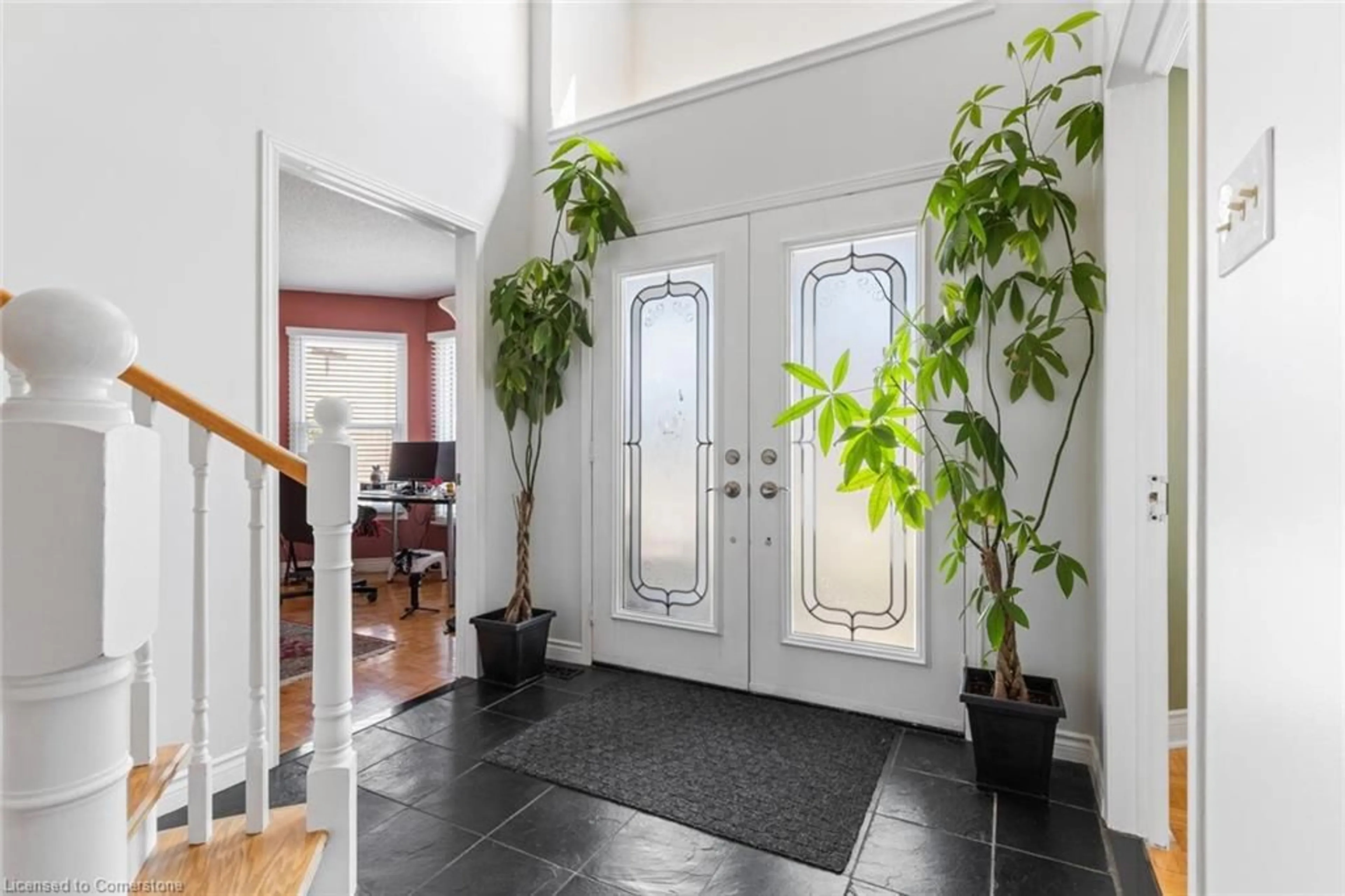 Indoor foyer for 6065 Tenth Line, Mississauga Ontario L5N 5S6
