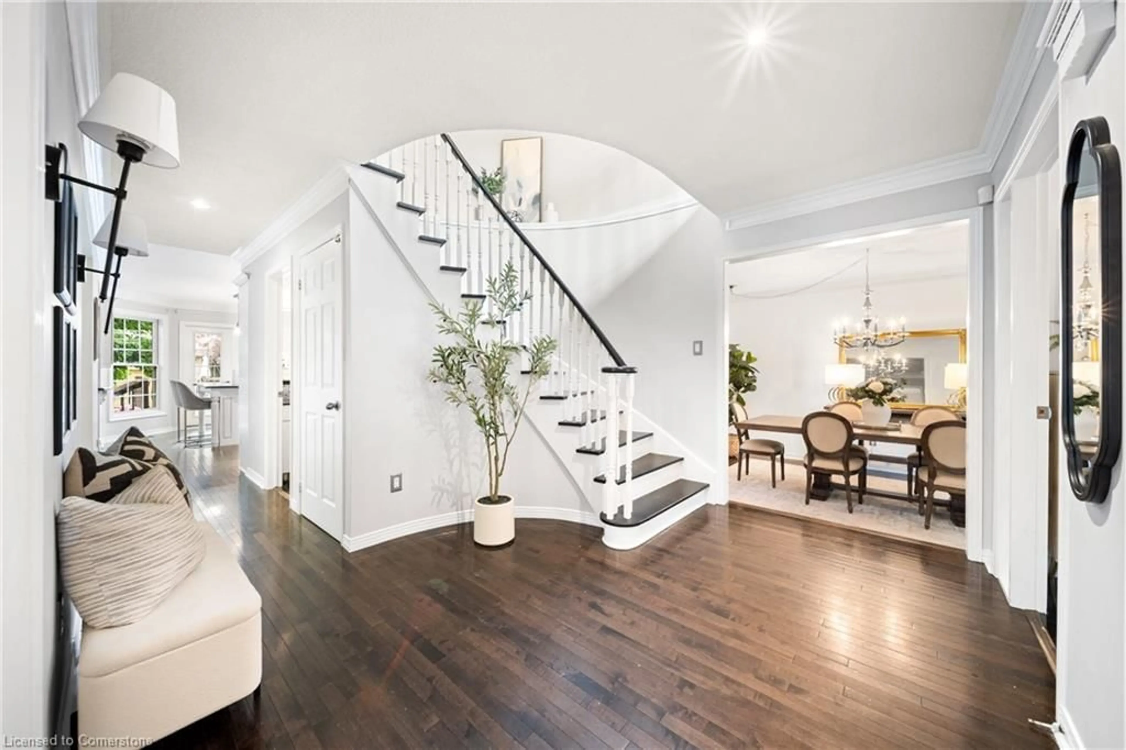 Indoor entryway for 2067 Annette Crt, Burlington Ontario L7M 3W1